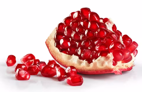 Stück Granatapfel und lose Kerne