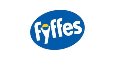 Logo von Fyffes in blauer Ellipse mit gelbem Punkt im Buchstaben ‚y‘.