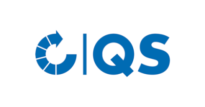 Logo von QS – Qualität und Sicherheit – in blauer Schrift mit stilisiertem Kreis-Pfeil.