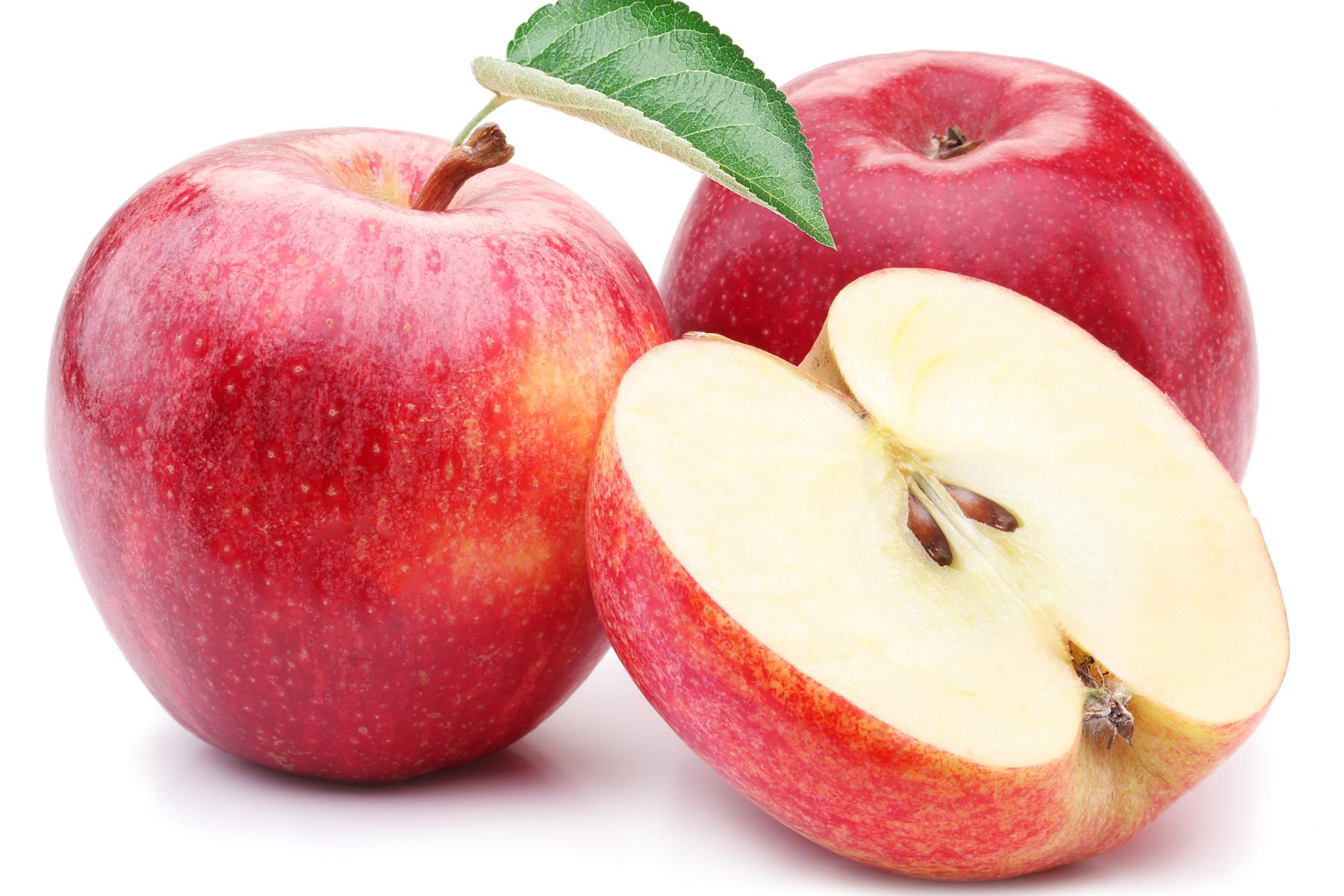 Zwei rote Äpfel, einer mit grünem Blatt, und ein Apfel halbiert, zeigt das weiße Fruchtfleisch und braune Kerne