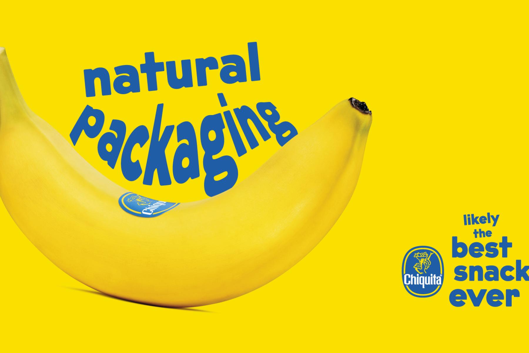 Chiquita Banane mit Aufschrift 'natural packaging' und Slogan 'likely the best snack ever' auf gelbem Hintergrund