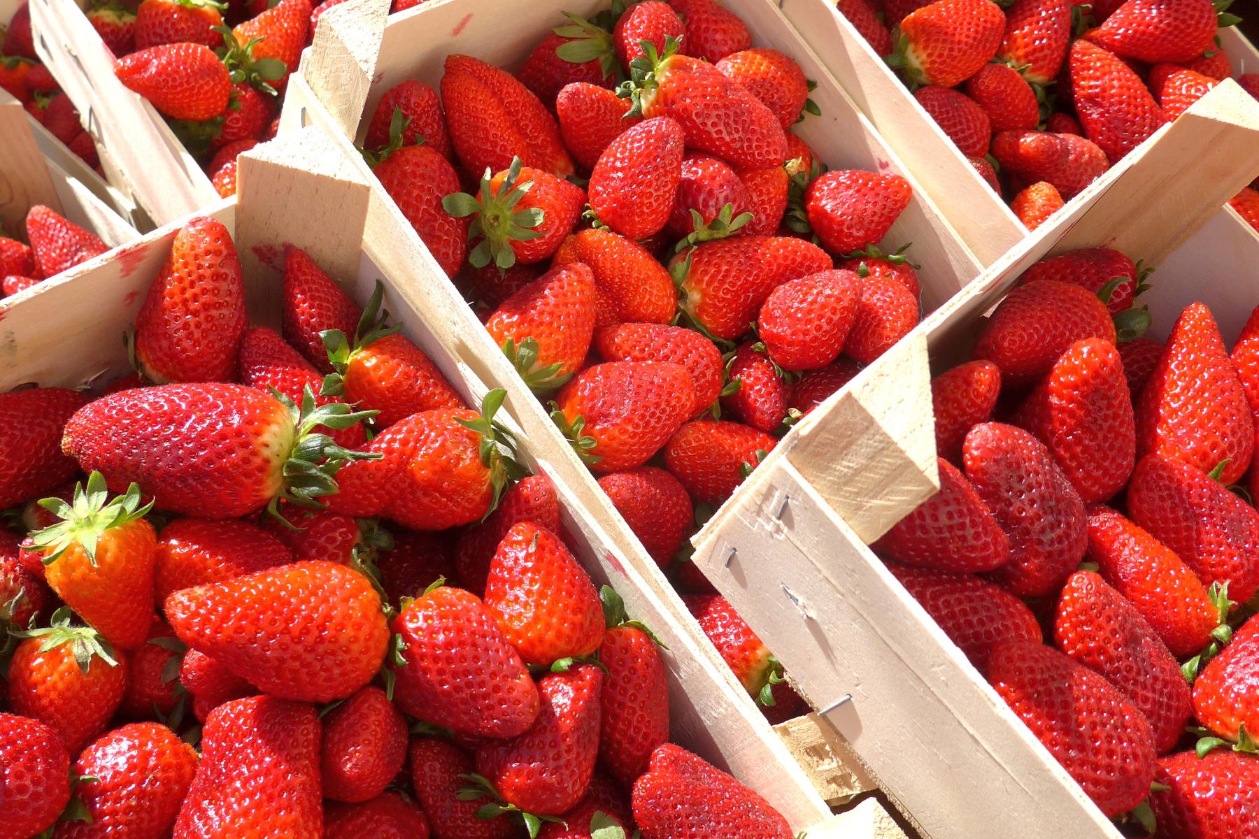Frische rote Erdbeeren in mehreren Holzkisten