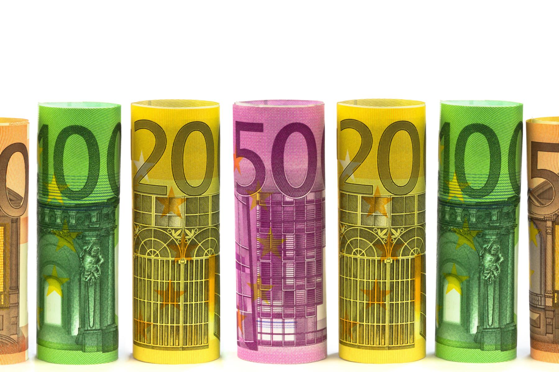 Bunte Reihe aus verschiedenen Euro-Banknoten, die Scheine sind gerollt und einzeln aufgestellt