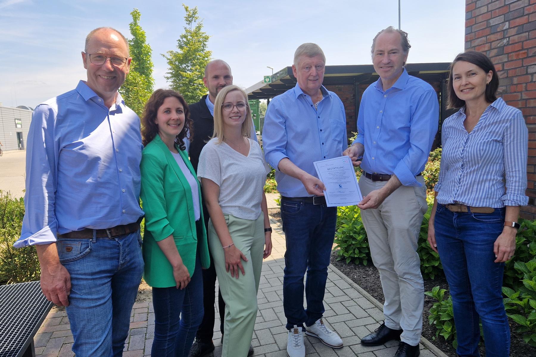 QS-Geschäftsführer Dr. Alexander Hinrichs (2.v.r.) überreichte Wolfgang Mählmann (3.v.r.) die offizielle Urkunde. (v.l.): Wilfried Kamphausen (QS), Katrin Bolte, Jan Kampen und Kristin Lübbe (alle Mählmann Gemüsebau), rechts Dr. Anette Förschler (QS)