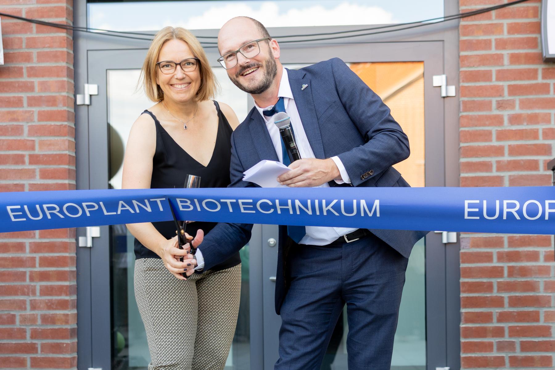 Dr. Stefanie Hartje und Dr. Justus Böhm schneiden Band bei Eröffnung des Biotechnikums durch