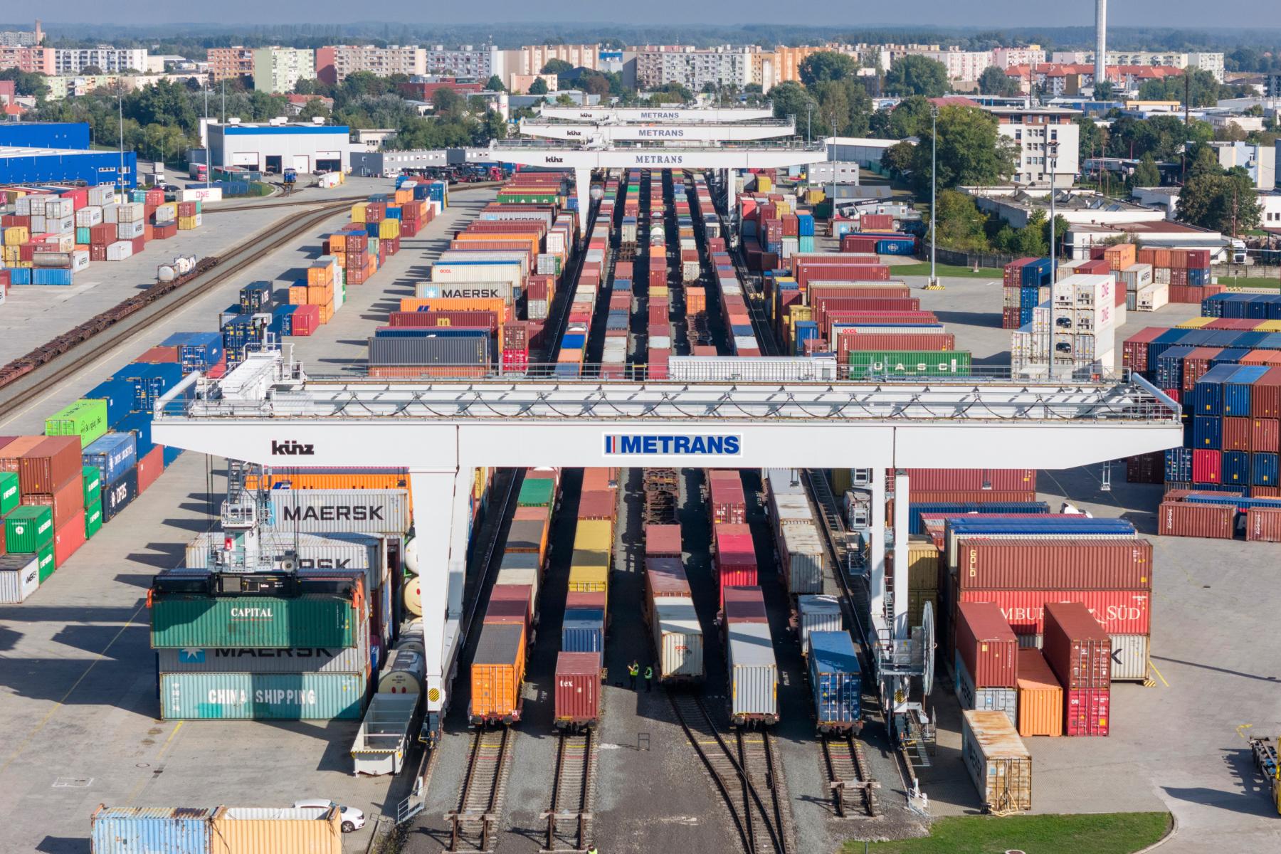 Containerumschlag am METRANS-Terminal in Dunajská Streda