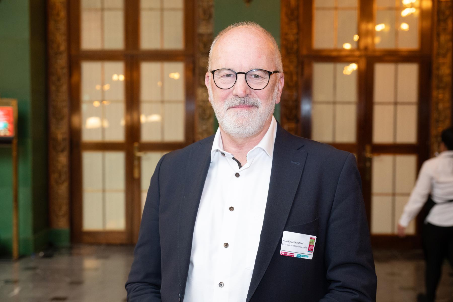 Dr. Andreas Brügger steht in einem Foyer