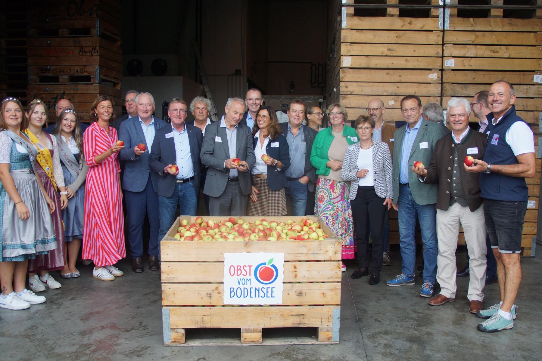 Bild der Ehrengäste der Apfel-Saisoneröffnung