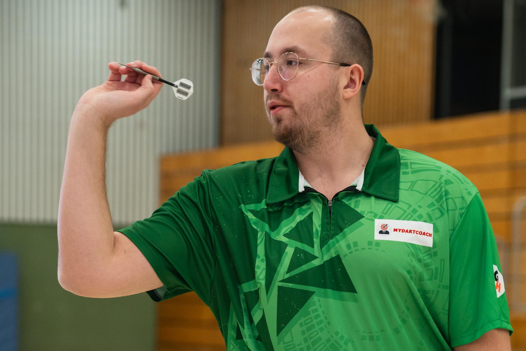Maximilian „Gurke“ Czerwinski mit Dartpfeil