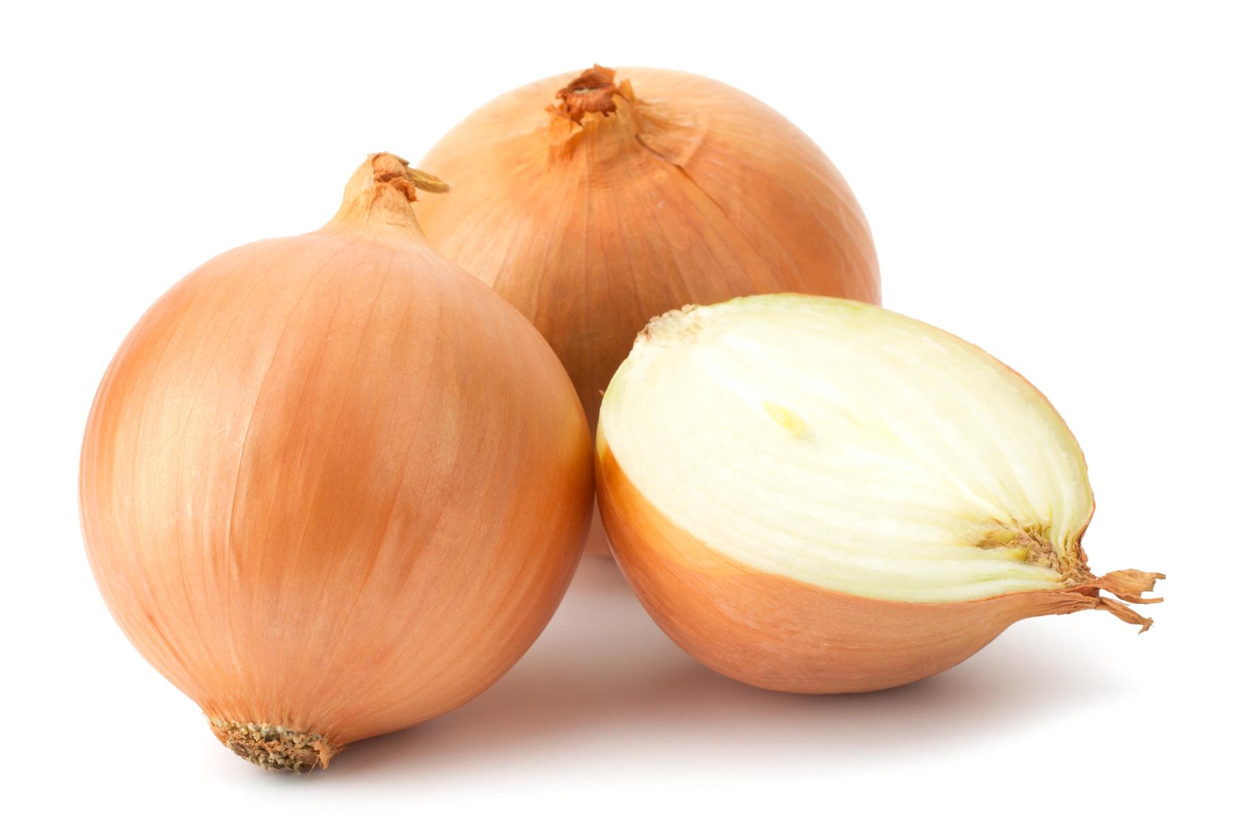 ganze und aufgeschnittene Zwiebel