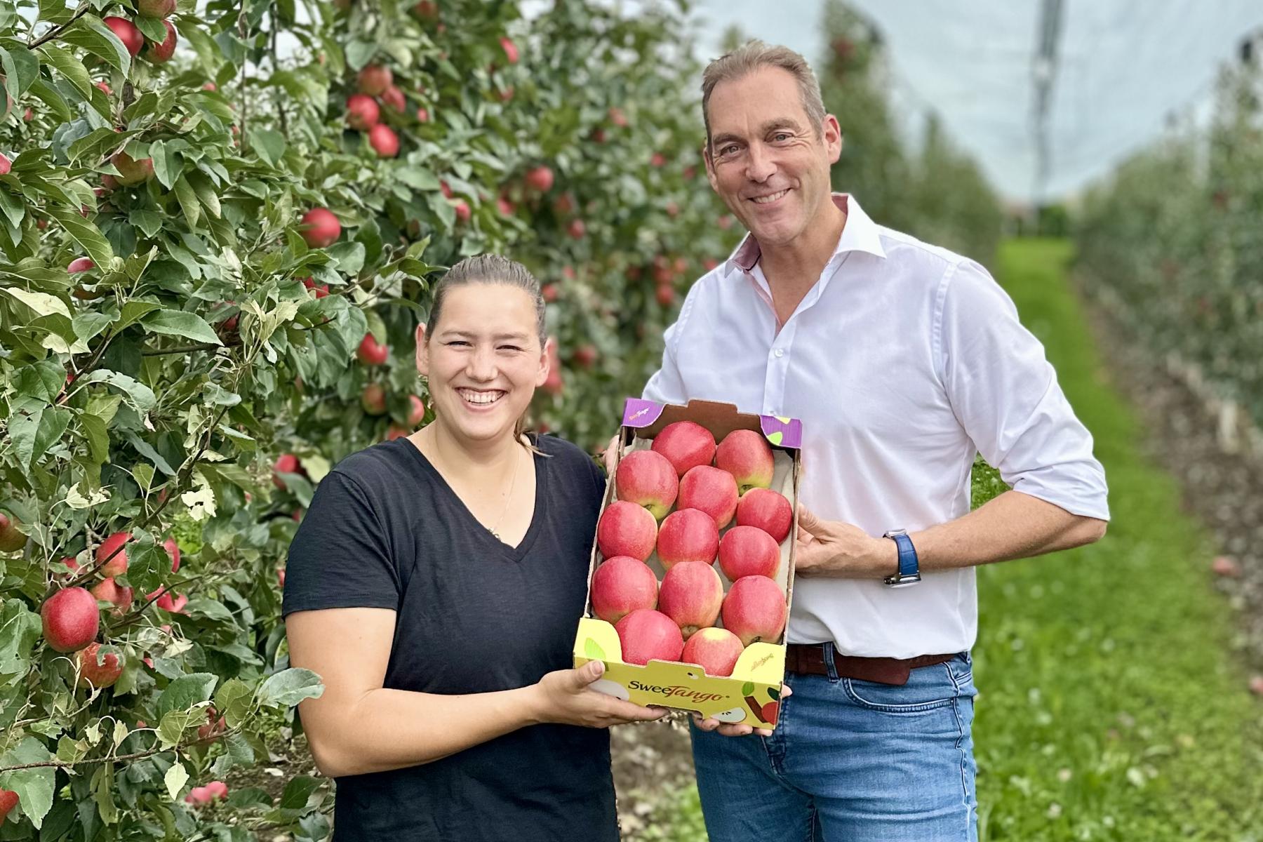 Erzeugerin mit Geschäftsführer der Obst vom Bodensee auf der SweeTango®-Plantage.