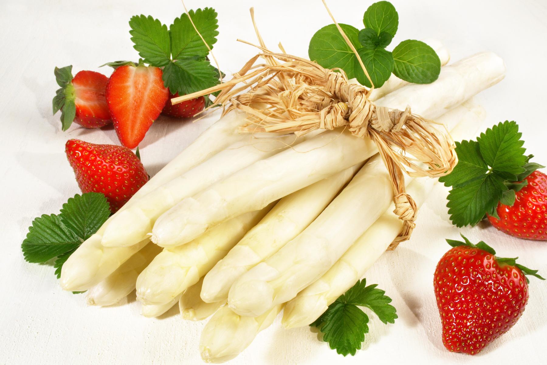 Erdbeeren mit Spargel