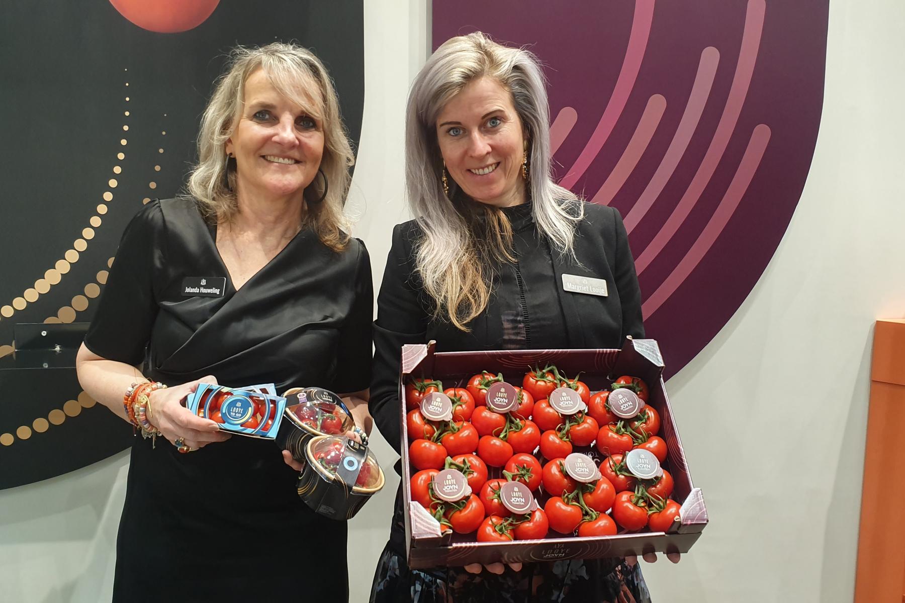 Jolanda Houweling und Margriet Looije (r.) stehen nebeneinander, beide halten Schachteln mit Tomaten