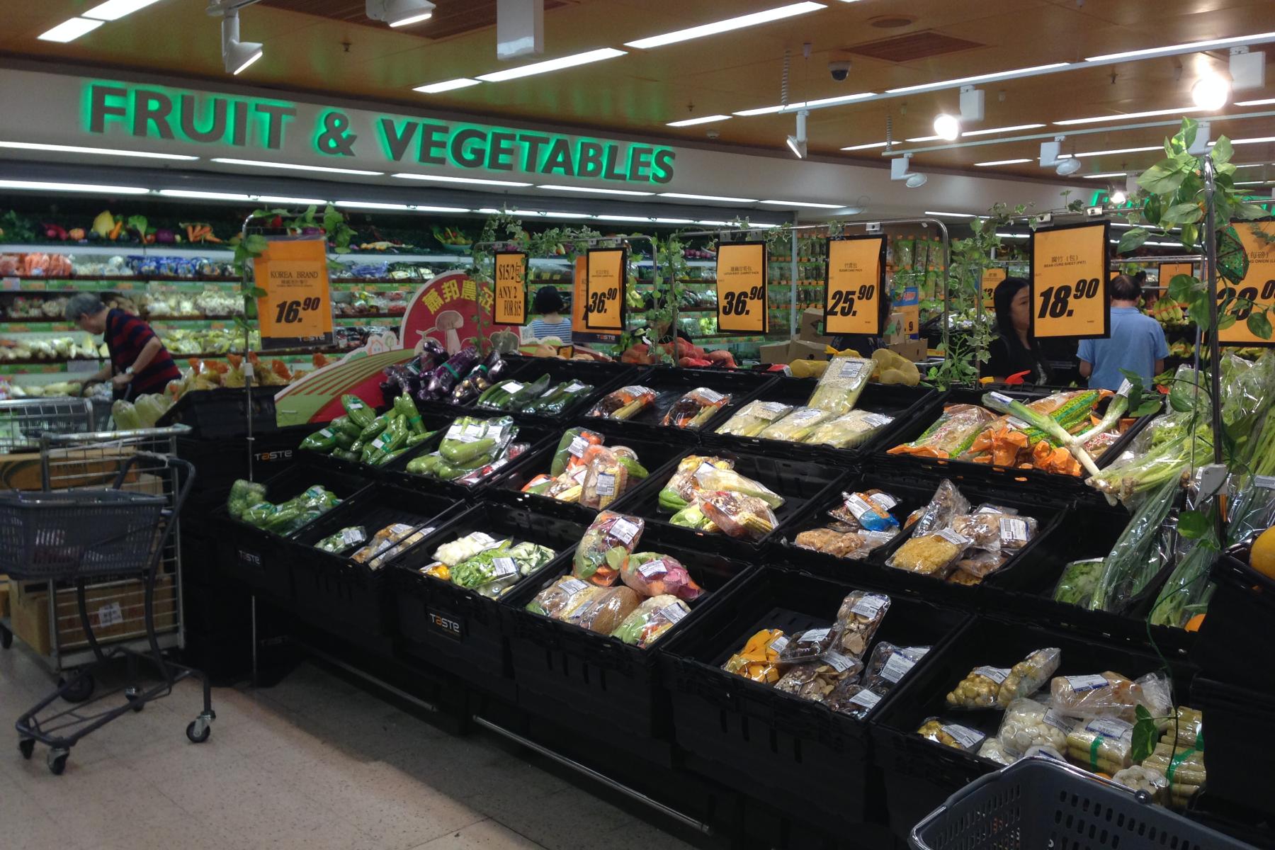 Obst- und Gemüseabteilung in einem Supermarkt mit verschiedenen frischen Produkten und Preisschildern in Hongkong Dollar