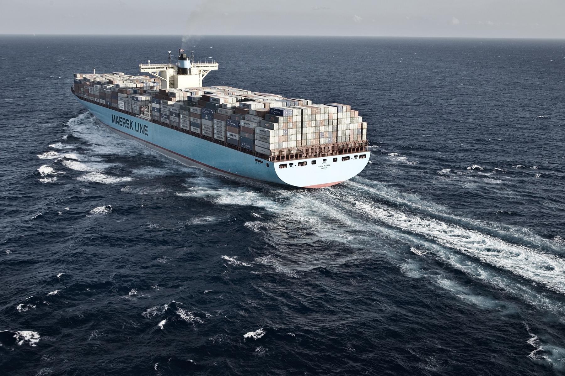 Containerschiff auf offenem Meer
