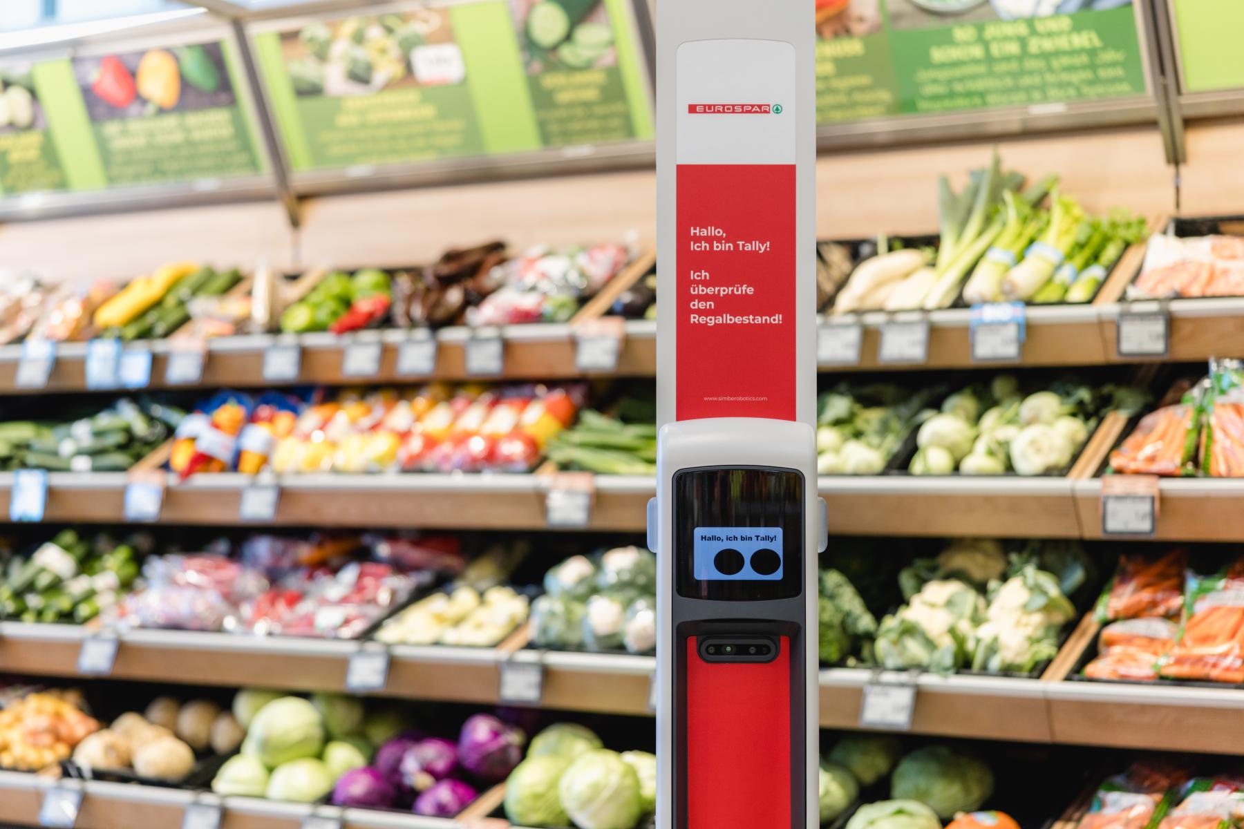 Inventurroboter Tally von SPAR Österreich scannt Regalinhalte im Obst- und Gemüsebereich eines Supermarkts