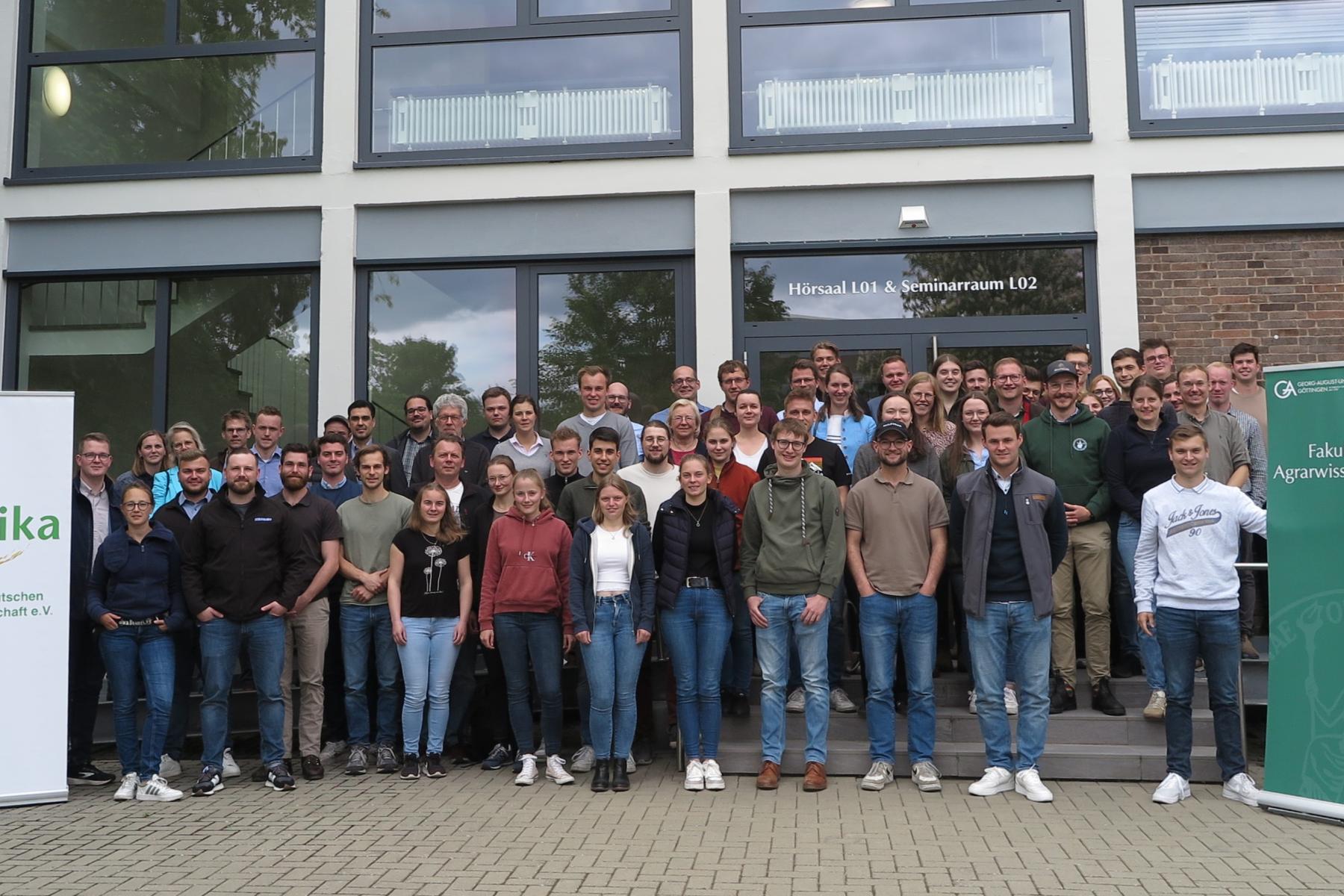 Gruppenfoto der Teilnehmer vor dem Gebäude H 3 der Universität