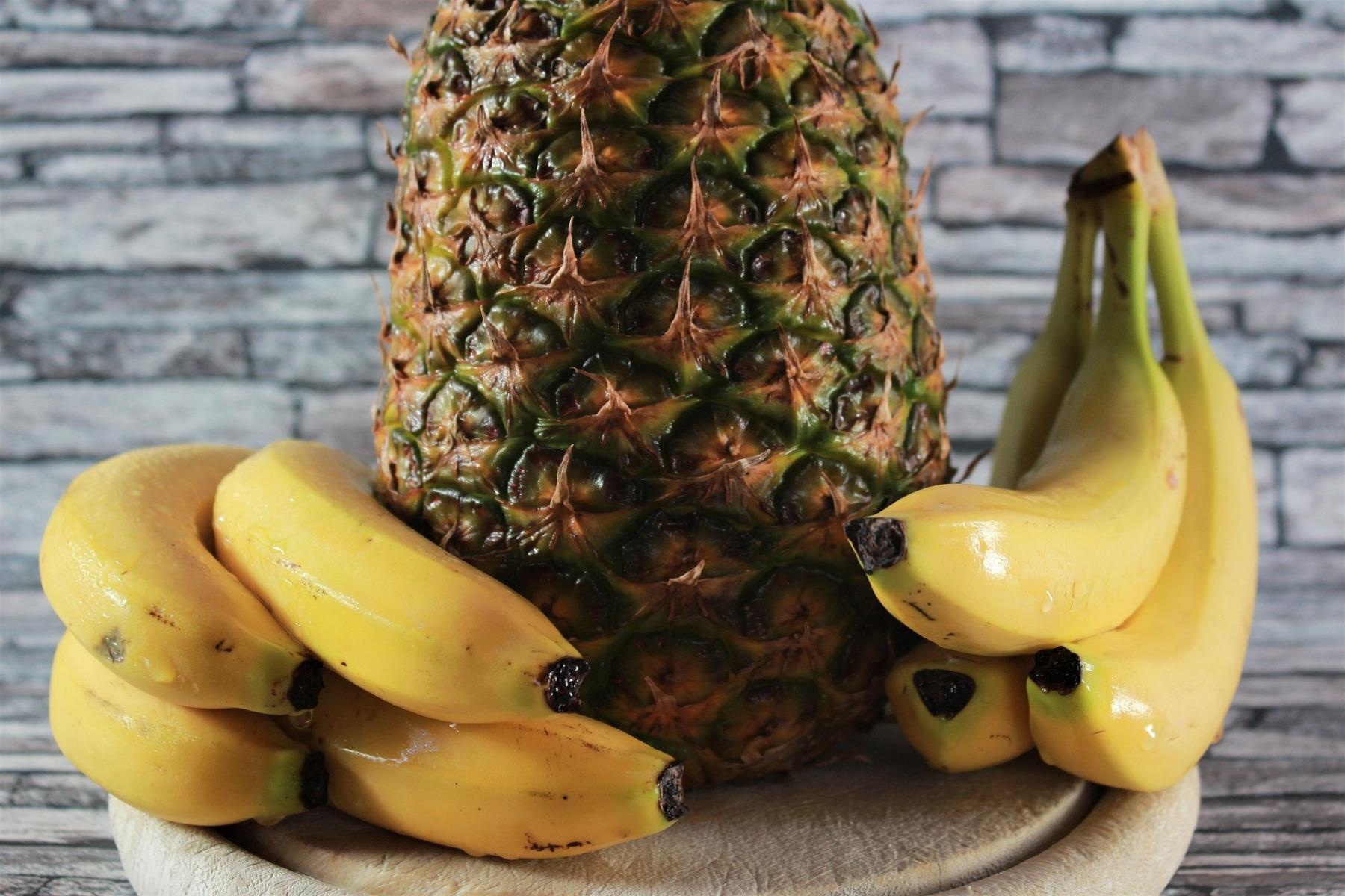 Ananas und Bananen
