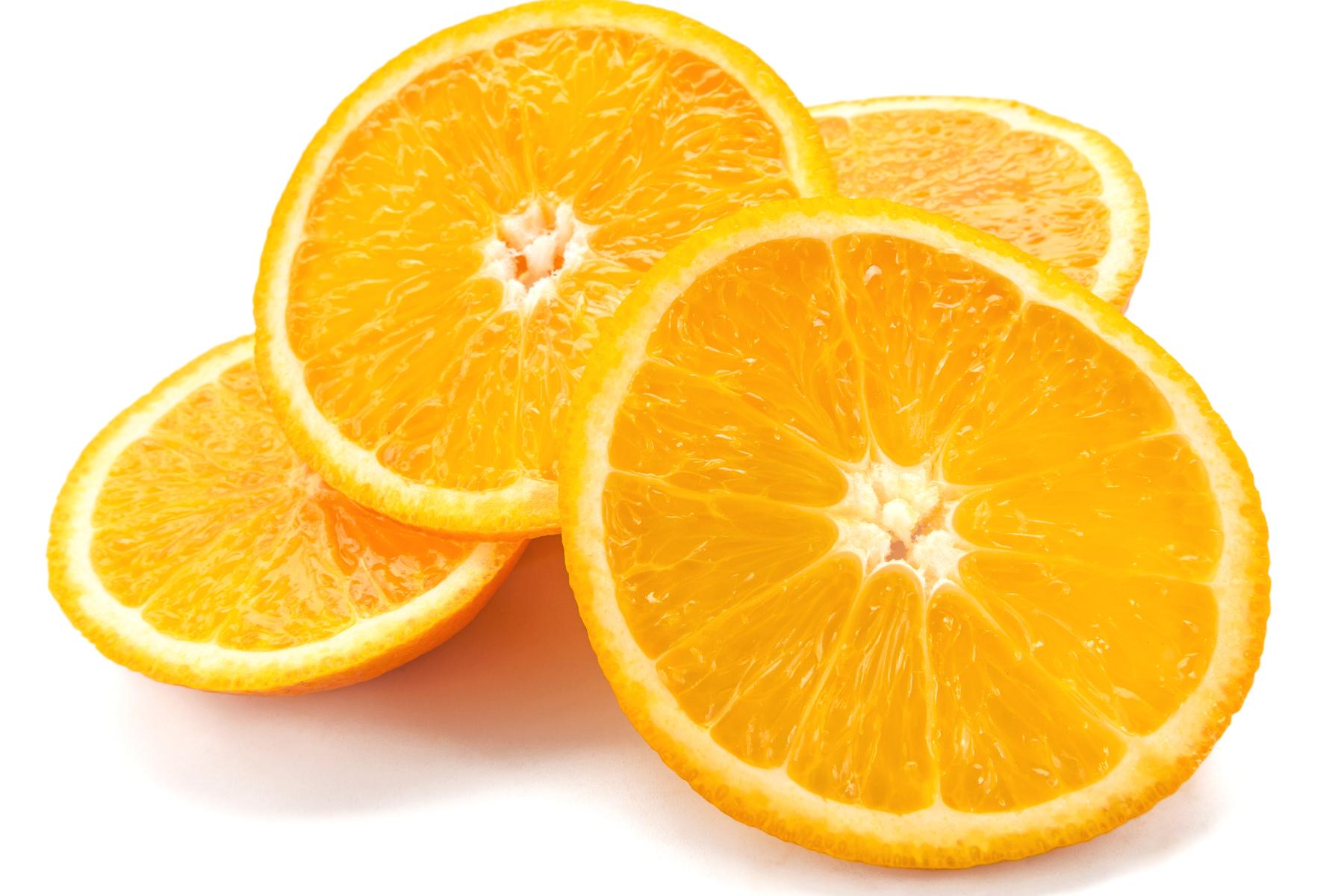 Vier Orangenscheiben mit sichtbaren Segmenten und weißem Kern auf weißem Hintergrund