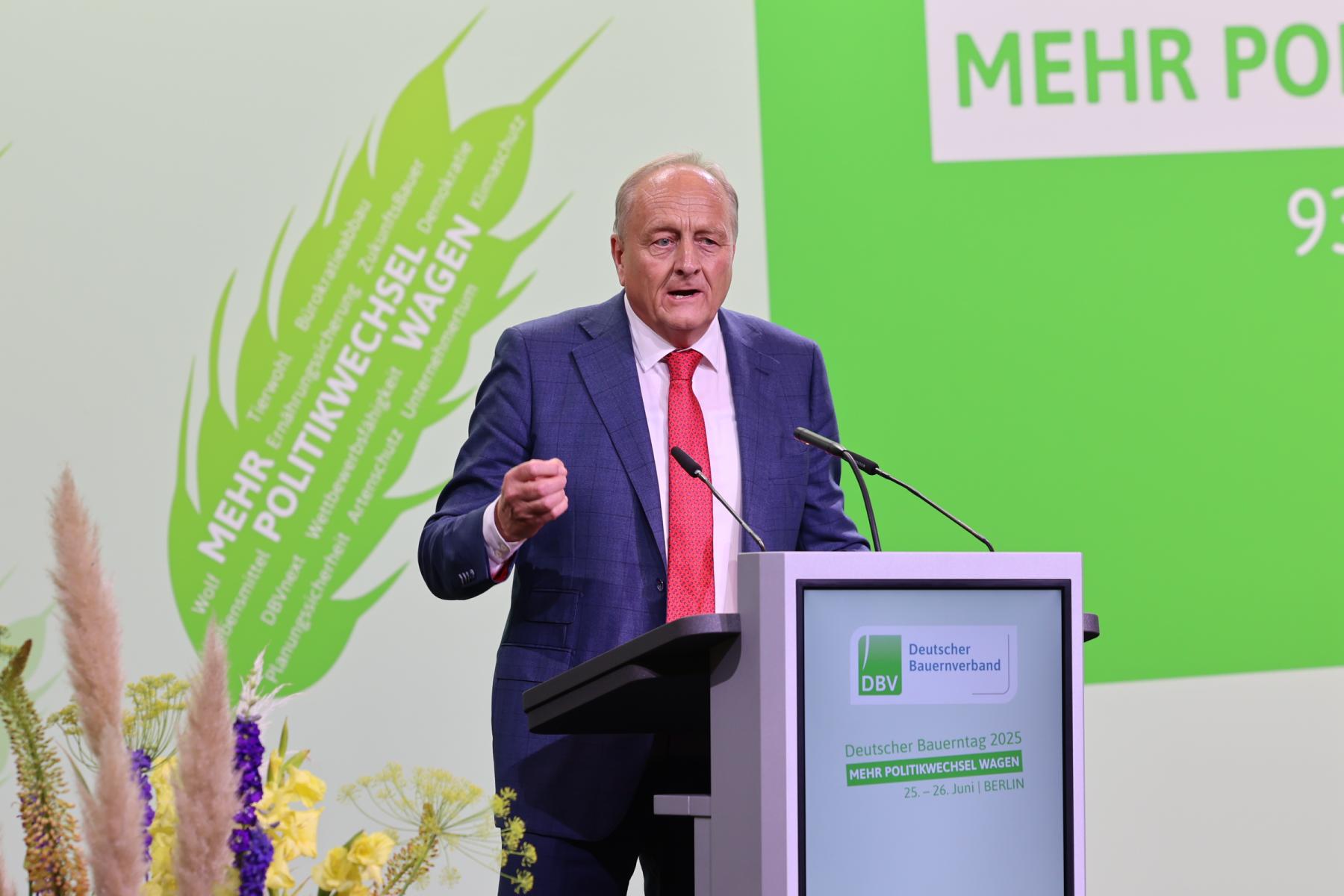 DBV-Präsident Joachim Rukwied spricht am Rednerpult auf dem Deutschen Bauerntag 2025 mit dem Motto 'Mehr Politikwechsel wagen'