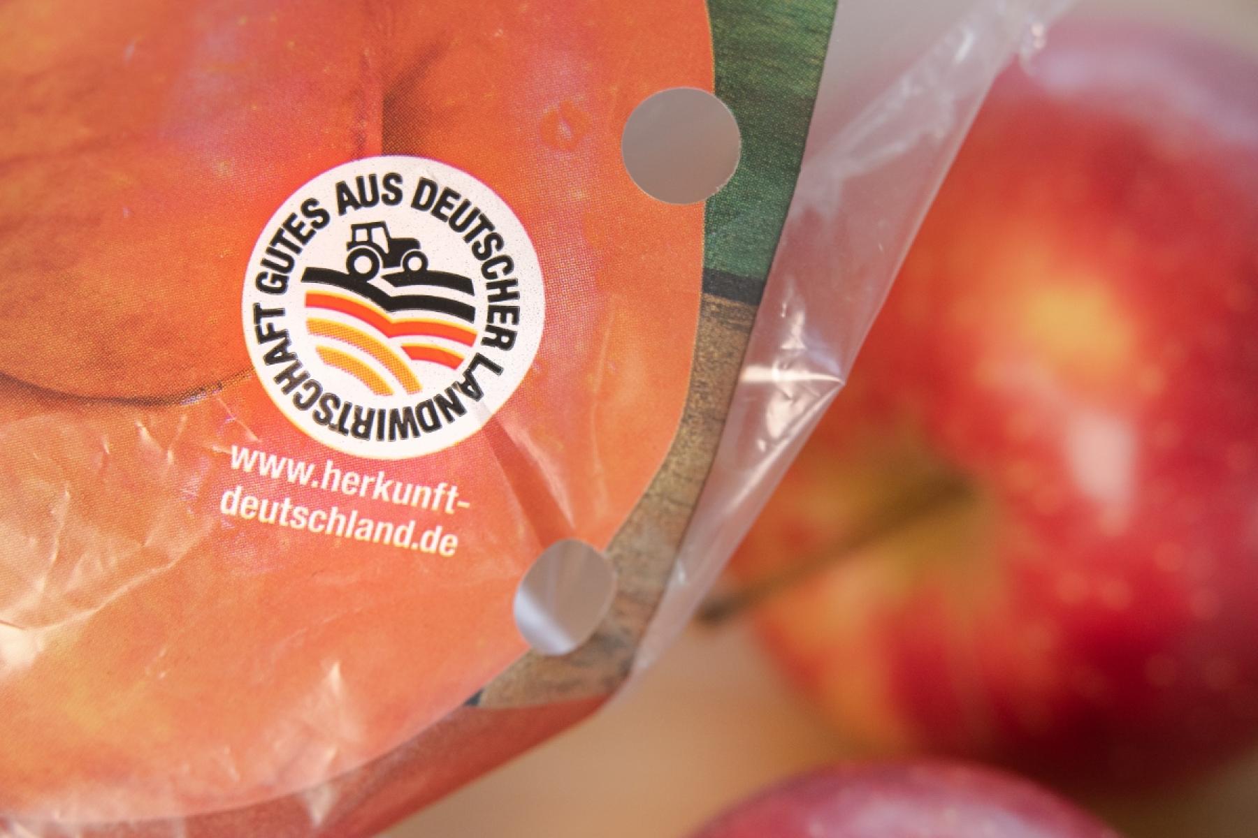 Siegel mit Text 'Gutes aus deutscher Landwirtschaft' und Webseite www.herkunft-deutschland.de auf Verpackung von Obst