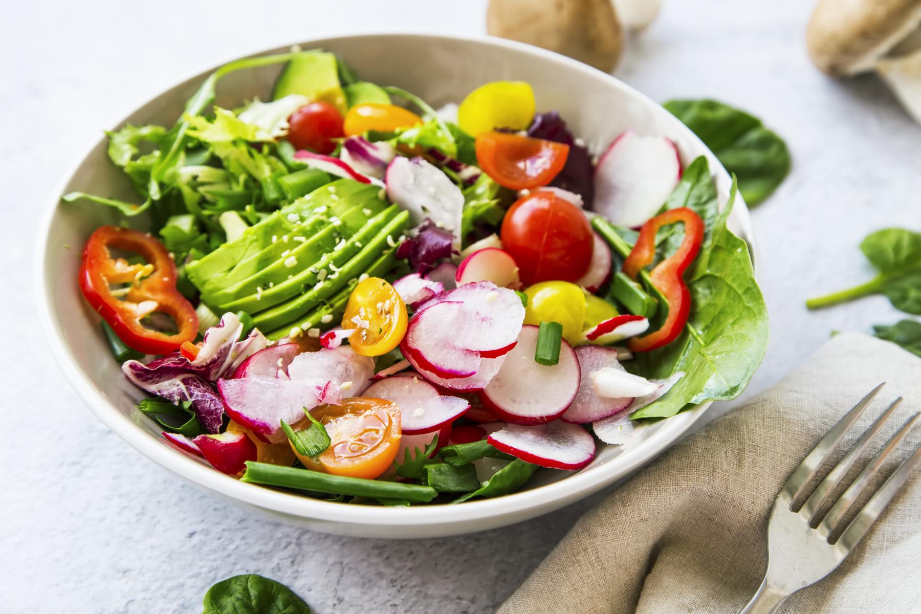 Teller gefüllt mit Gemüse-Salat