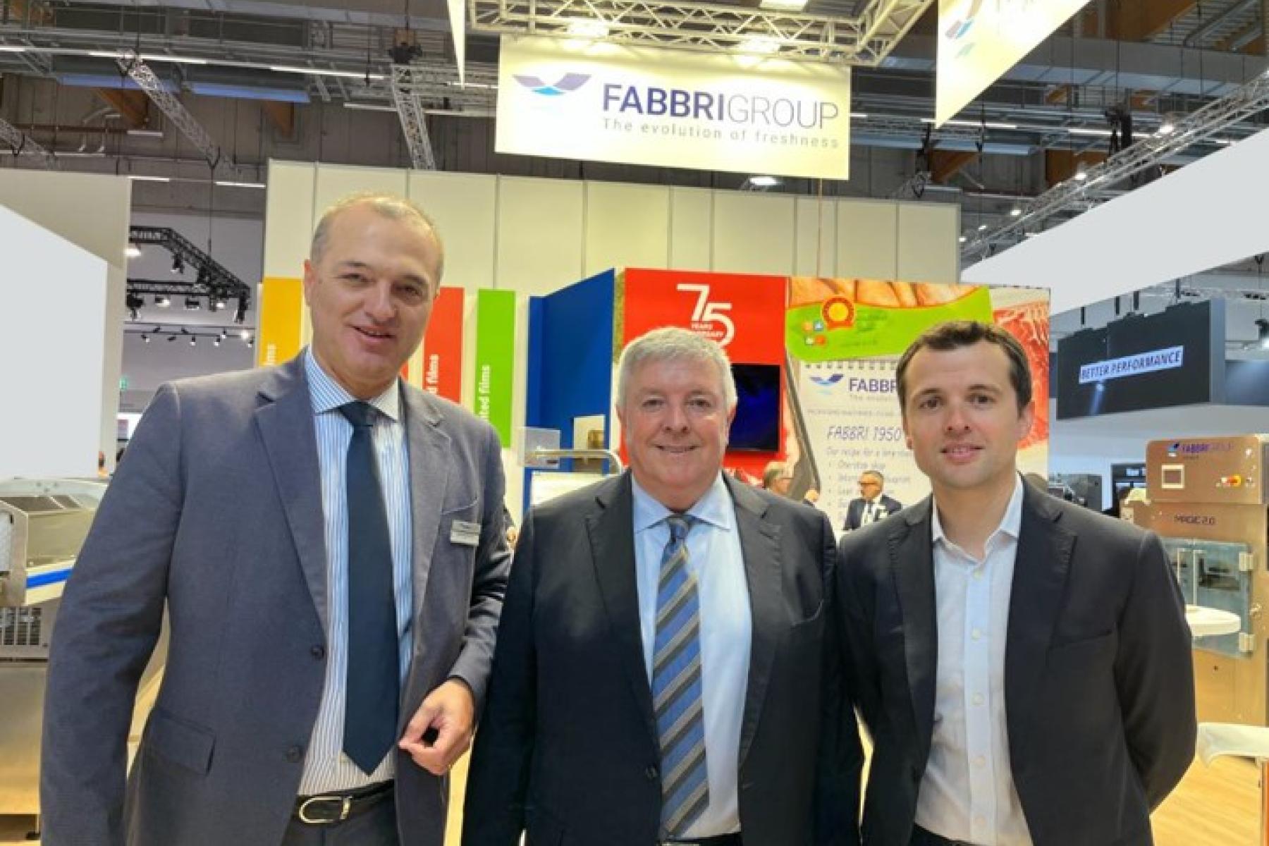 Stefano Pellegatta, Manel Flotats und Joan Flotats vor einem Messestand der Fabbri Group mit Logo und Werbebannern im Hintergrund