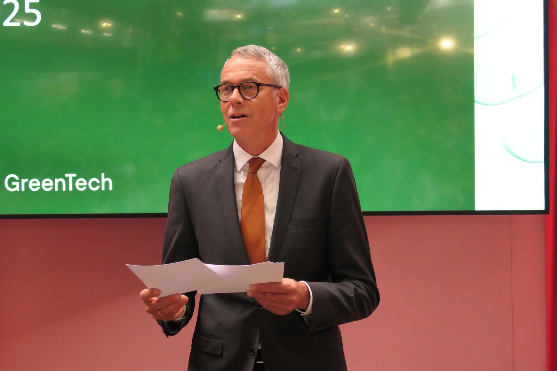 Jan-Kees Goet, stellvertretender Minister für Landwirtschaft der Niederlande, hält eine Rede vor grünem Hintergrund mit Schriftzug 'GreenTech'