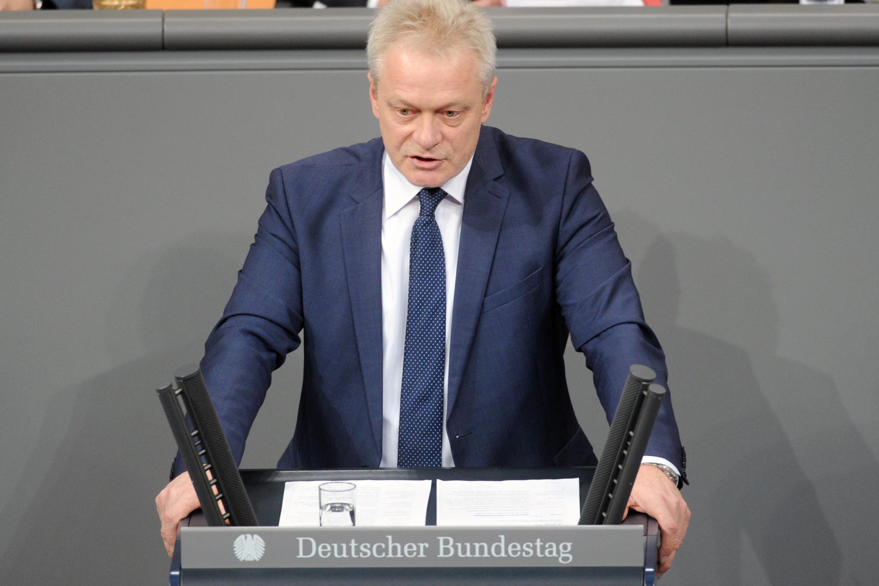 Bundeslandwirtschaftsminister Alois Rainer steht am Rednerpult des deutschen Bundestages