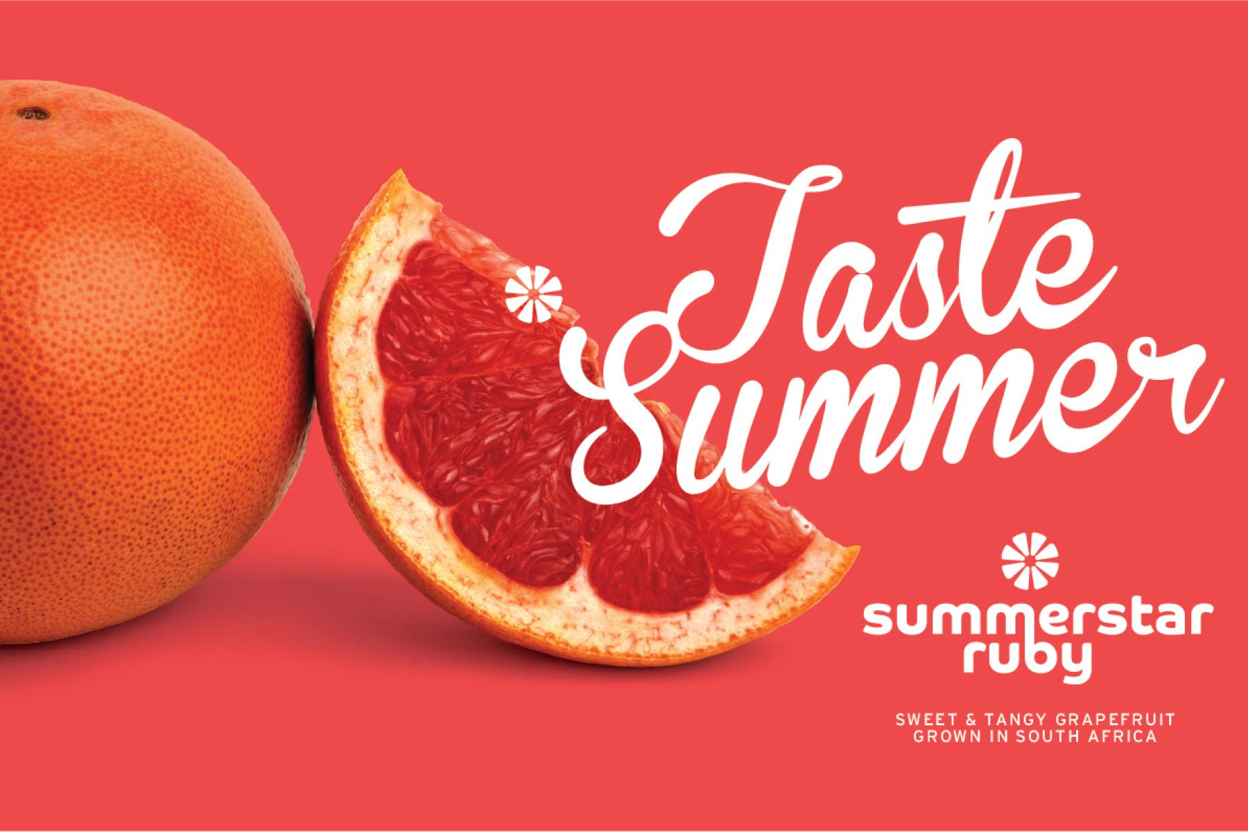 Eine ganze und eine halbierte Grapefruit der Sorte Summerstar Ruby mit dem Text 'Taste Summer' und 'Summerstar Ruby, süße und herbe Grapefruit aus Südafrika'