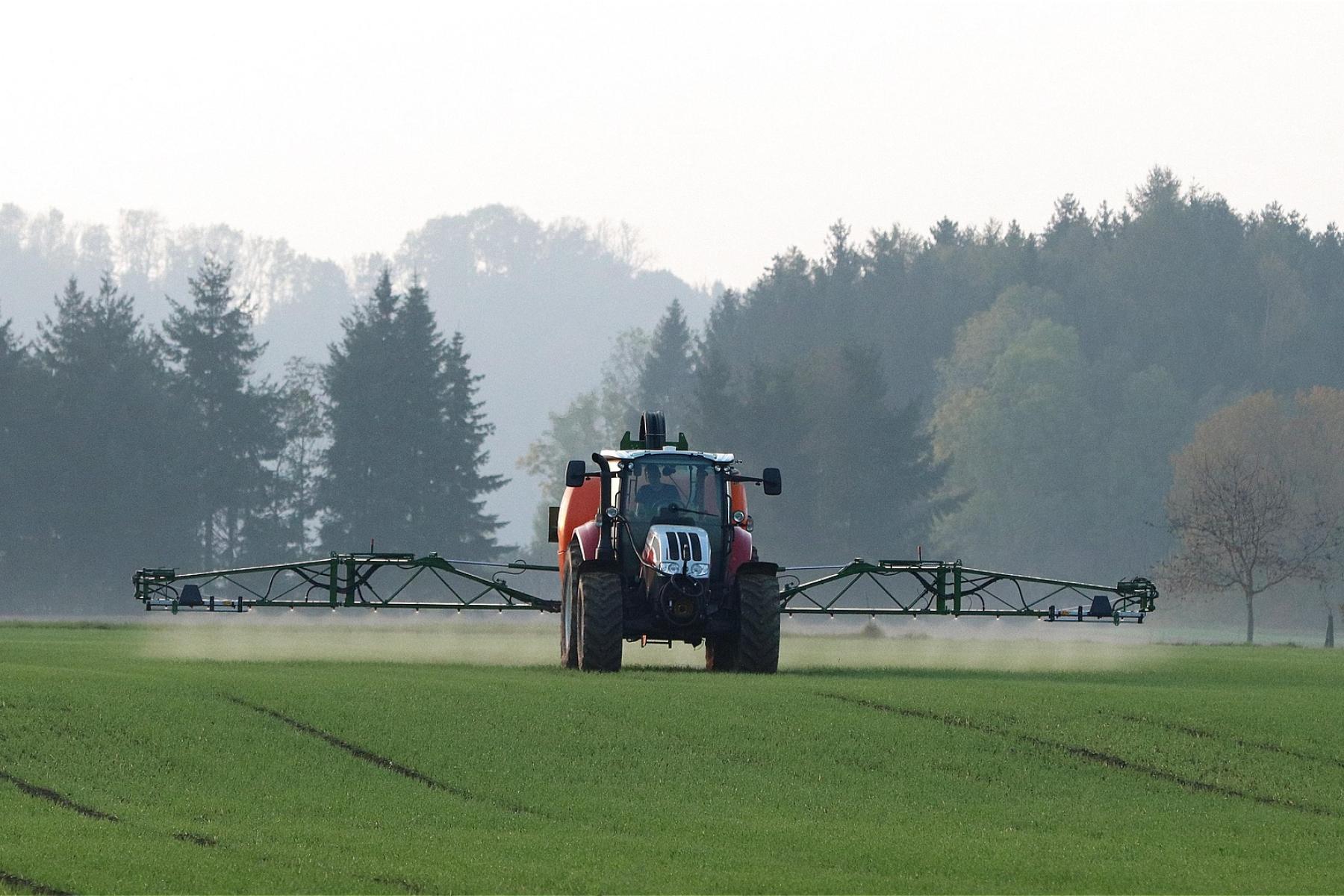 Pflanzenschutzmittel werden auf dem Feld ausgebracht.