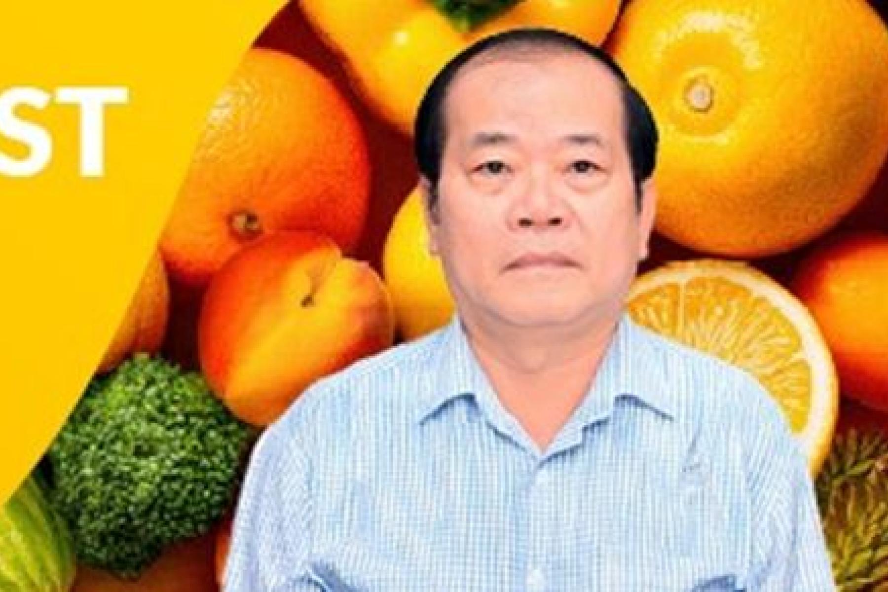  Nguyen Dang Phuc vor Hintergrund mit Orangen und Text zum Fruit Logistica Podcast, Staffel 1, Folge 3, Vietnam Fruit & Vegetables Association.
