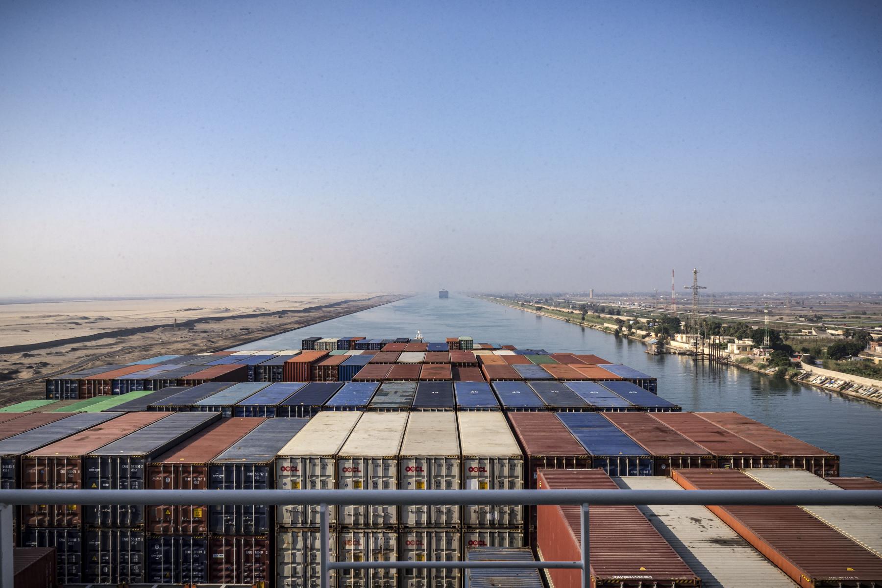 Containerschiff im Suez Kanal