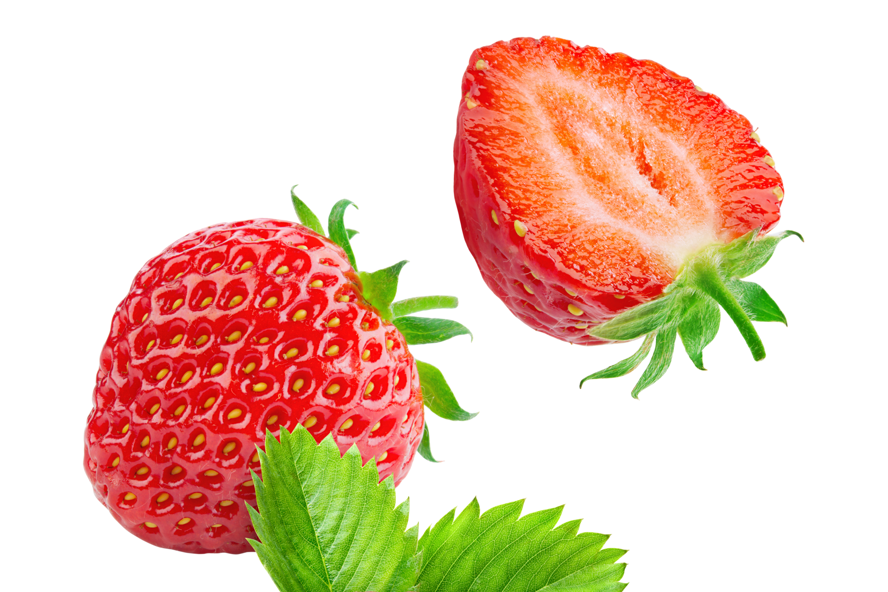 Eine ganze Erdbeere und eine halbierte Erdbeere liegen auf einem Blatt. Die ganze Erdbeere hat eine glänzende rote Oberfläche mit grünen Blättern.