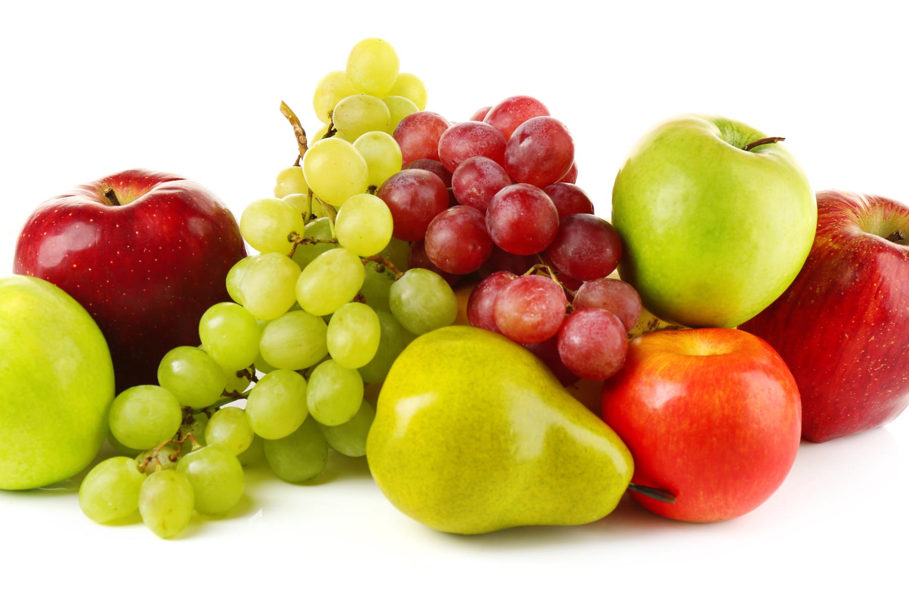 Grüne und rote Trauben, grüne und rote Äpfel, eine gelbe Birne und ein roter Apfel auf weißem Hintergrund