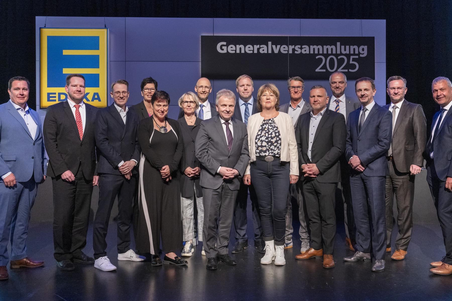 Gruppenfoto des Vorstands und Aufsichtsrats auf einer Bühne