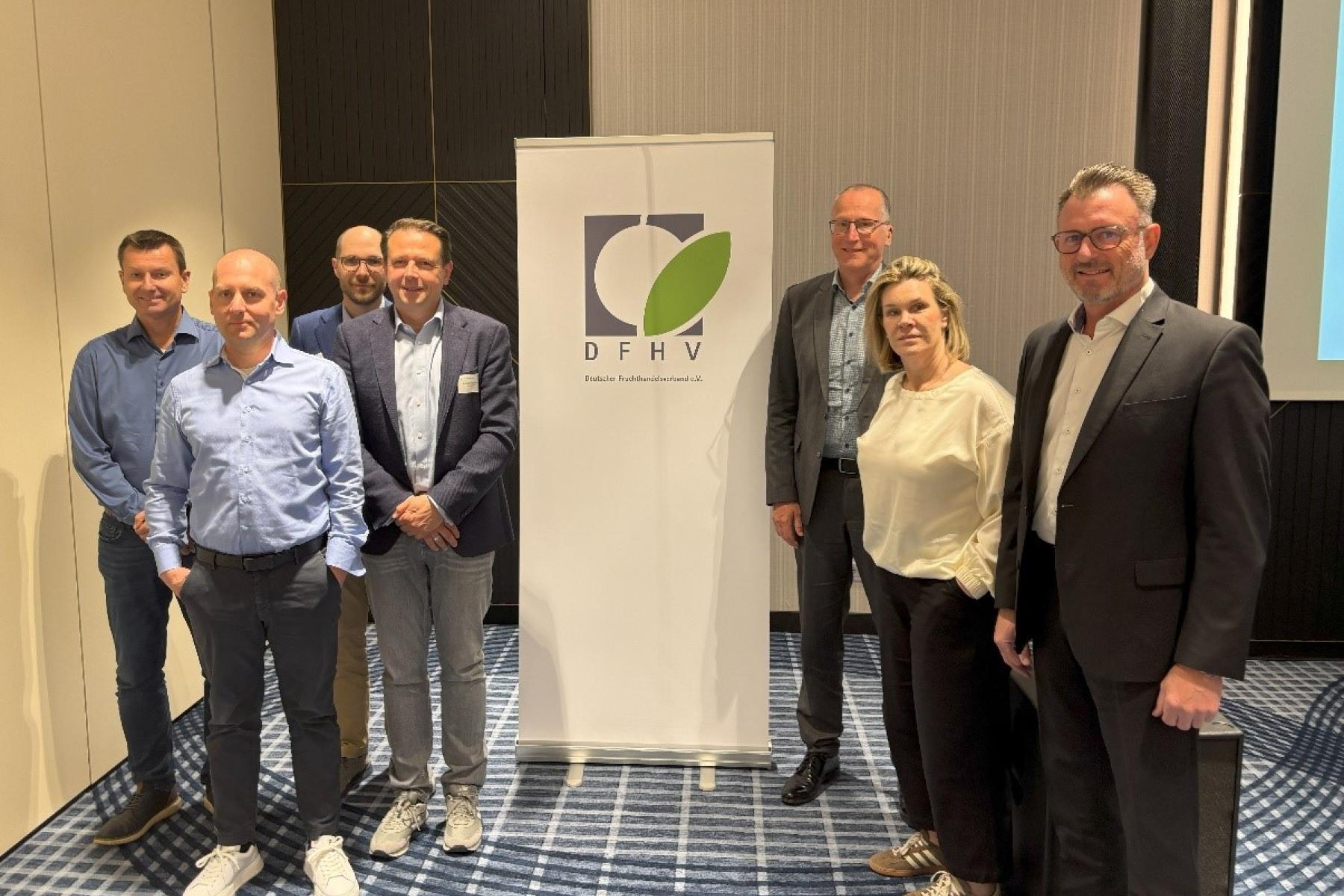 Gruppenfoto des neuen DFHV-Präsidiums, stehend, um ein DFHV Banner herum