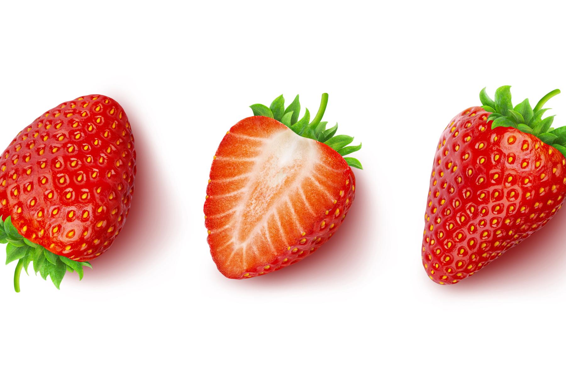 aufgeschnittene und ganze Erdbeeren
