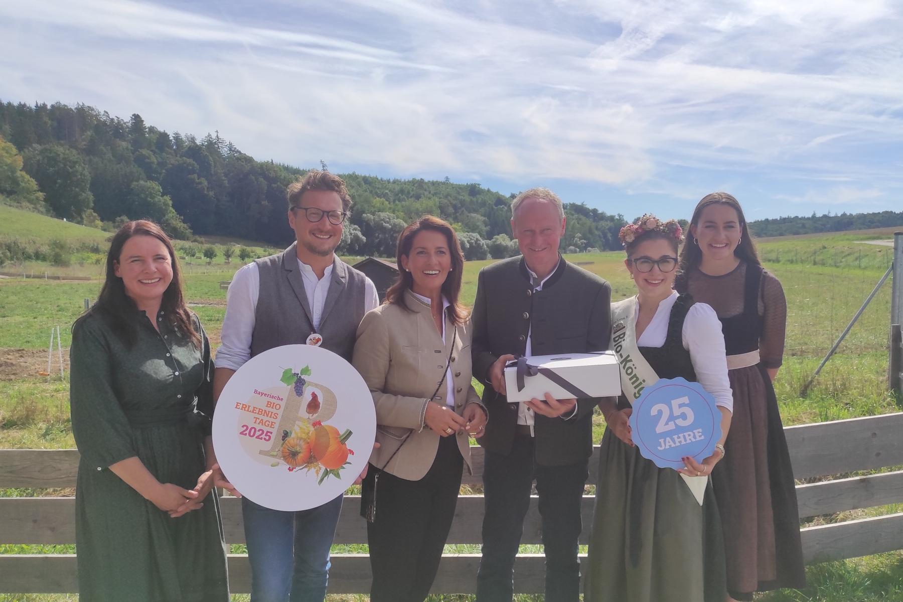 (v.l.) Regina Mühlbauer (Kirchthanner Biohof), Thomas Lang (1. Vorsitzender LVÖ Bayern), Michaela Kaniber (Staatsministerin), Alois Mühlbauer, Anna-Lena Dworschak (Bayerische Bio-Königin), Katharina Mühlbauer