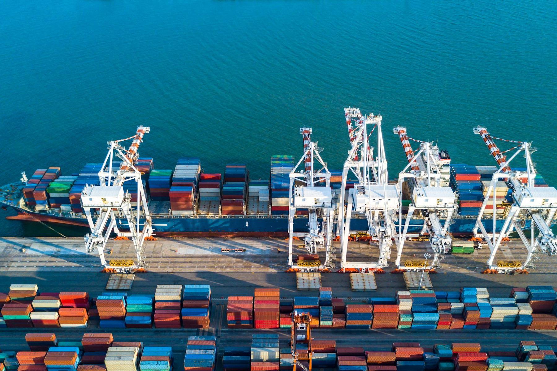 Containerschiff in einem neuseeländischen Hafen