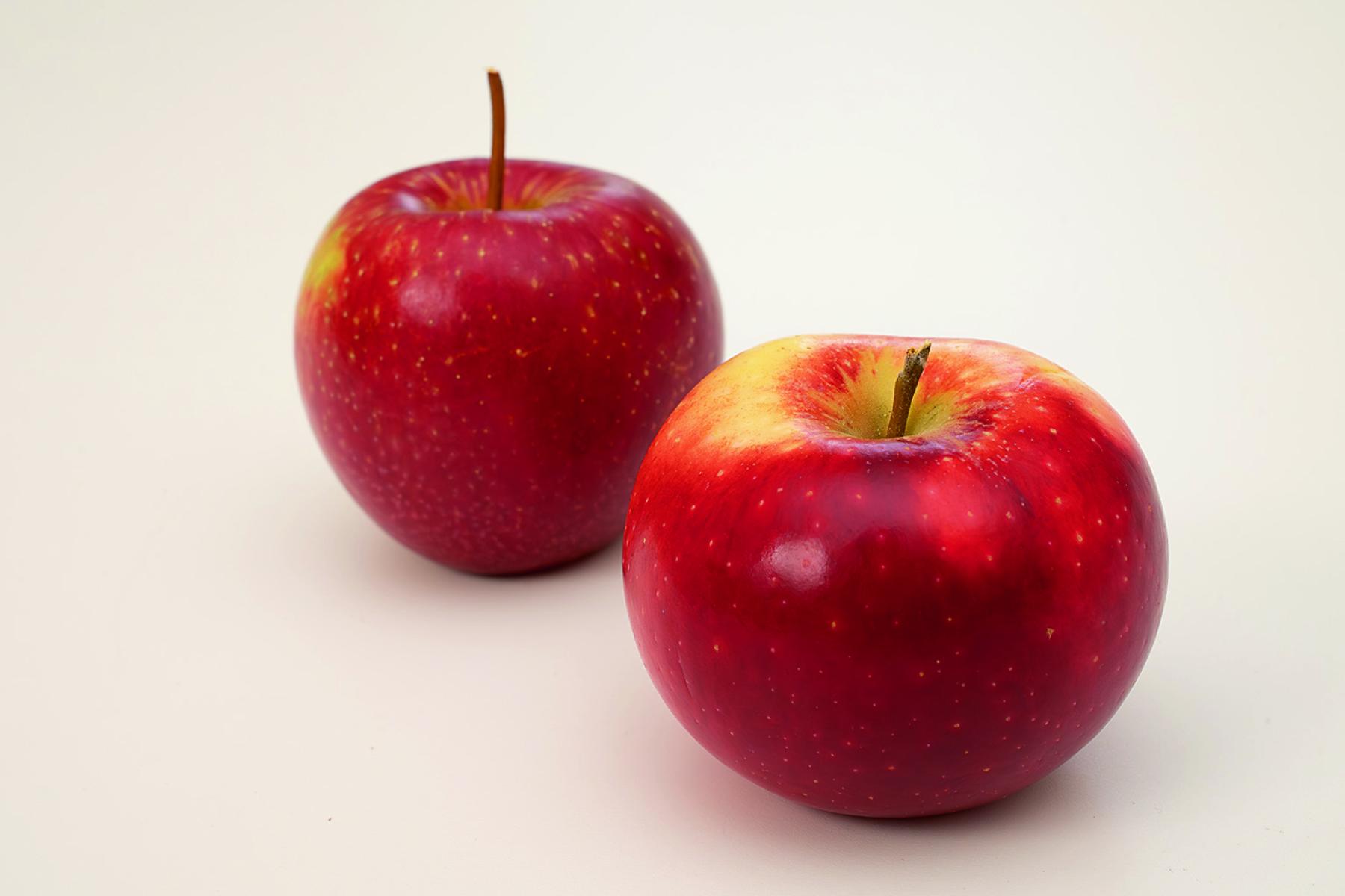Zwei rote Äpfel der Sorte Pompur®