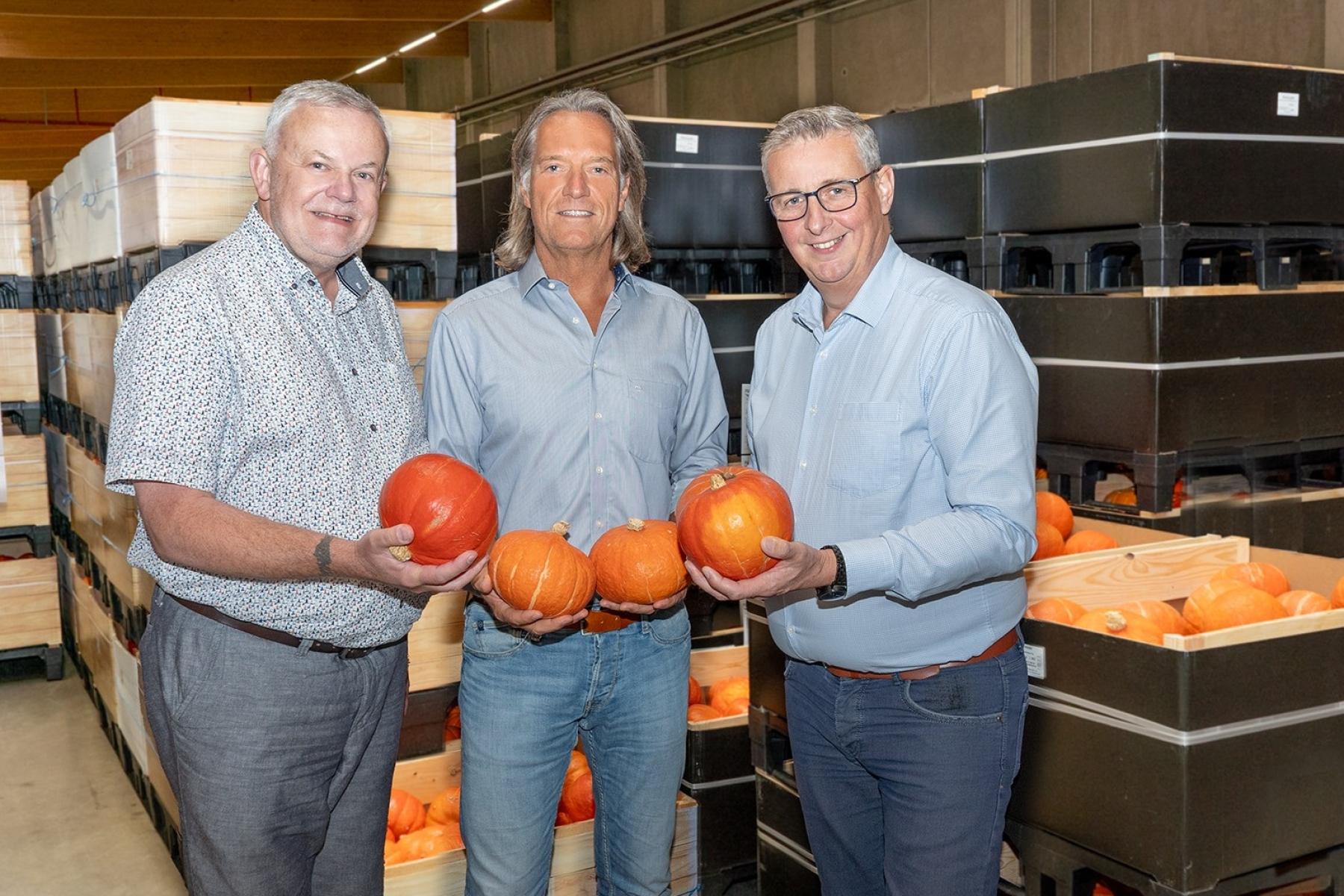 (v.l.) Hans-Jörg Friedrich, Christian Deyerling und Reinhard Oerther mit Kürbissen in der Hand