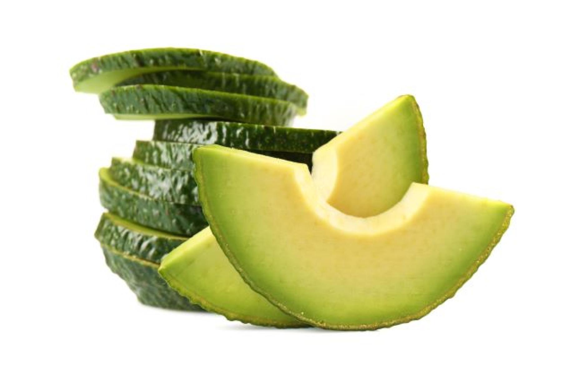 Gestapelte, grüne Avocadoscheiben in verschiedenen Höhen, mit einer glatten, hellgrünen Innenseite und einer dunkleren, strukturierten Außenseite.