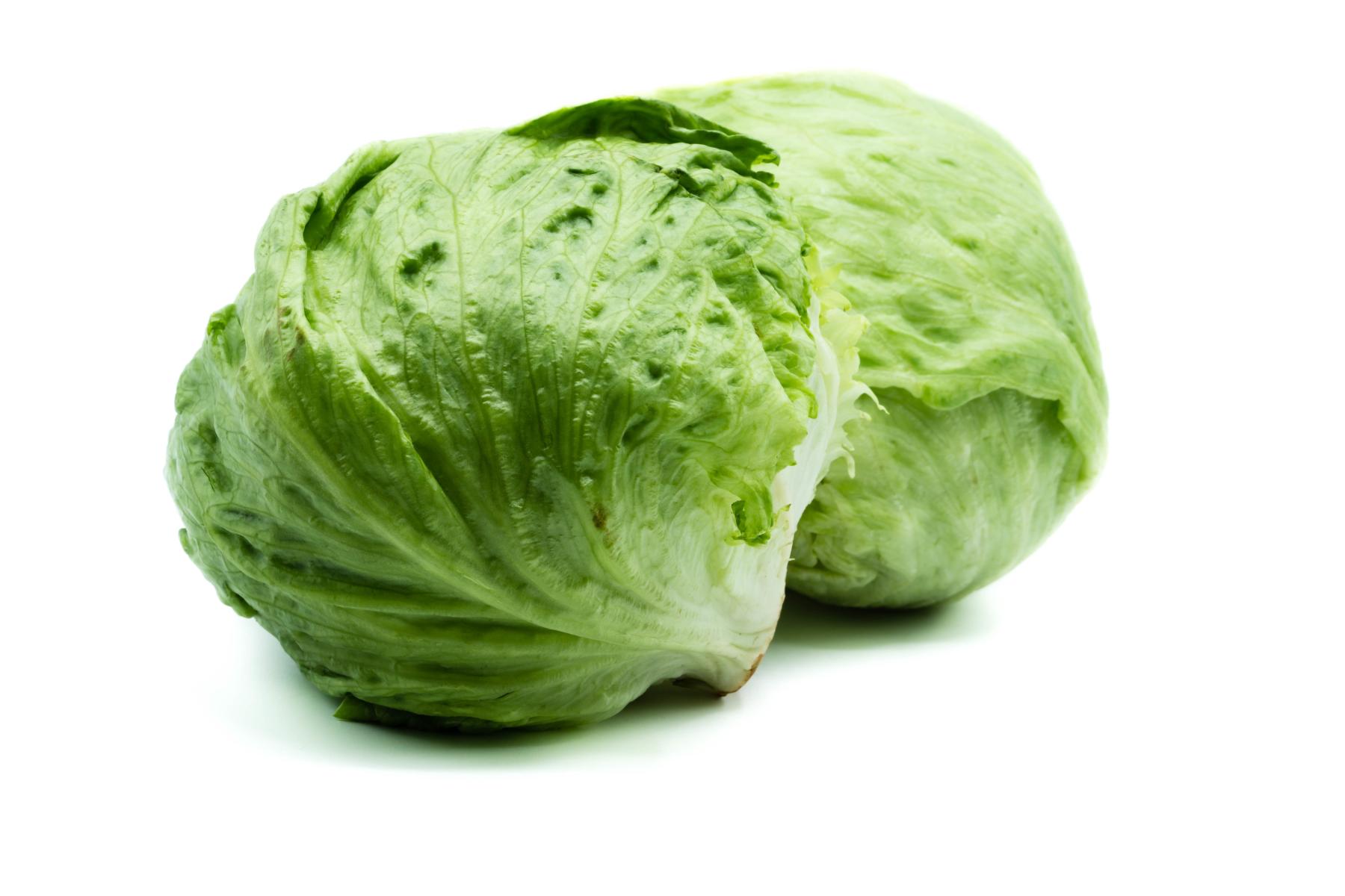 Zwei Köpfe Eisbergsalat mit grünen, gewellten Blättern, die übereinander liegen.