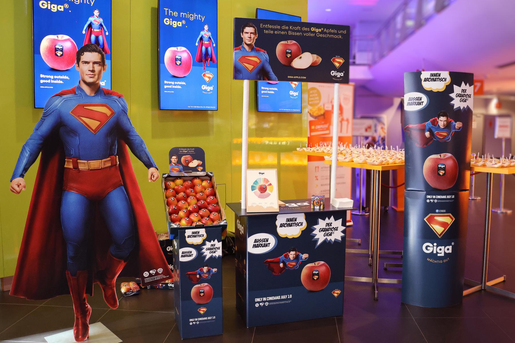 Giga-Äpfel mit Superman-Aufsteller