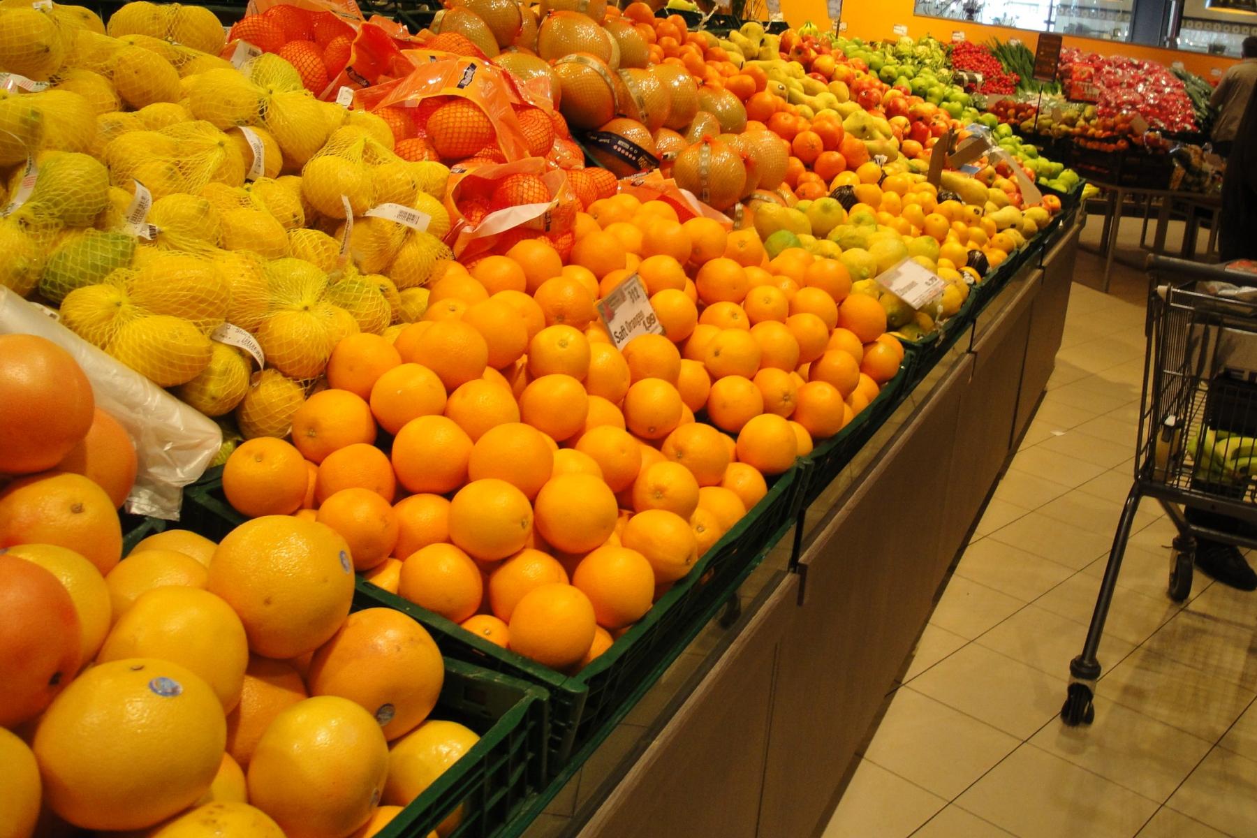 LEH Auslage von Citrusfrüchten, darunter Orangen, Grapefruits und Zitronen. Einige Früchte sind in Netzen verpackt.