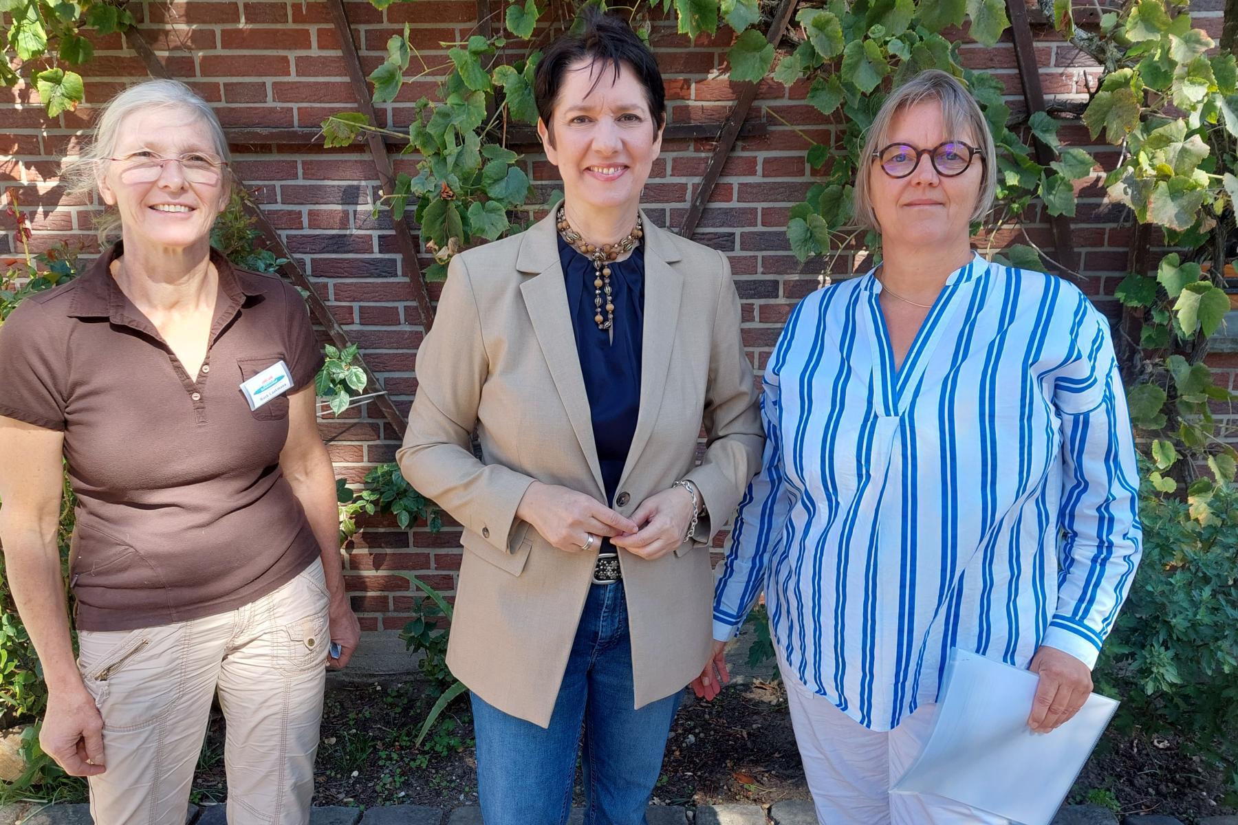 LVÖ-Vorstand Ute Rönnebeck (r.), Landwirtschaftsministerin Silke Gorißen (mitte) und Ruth Laakmann vom Demeter-Schanzenhof 