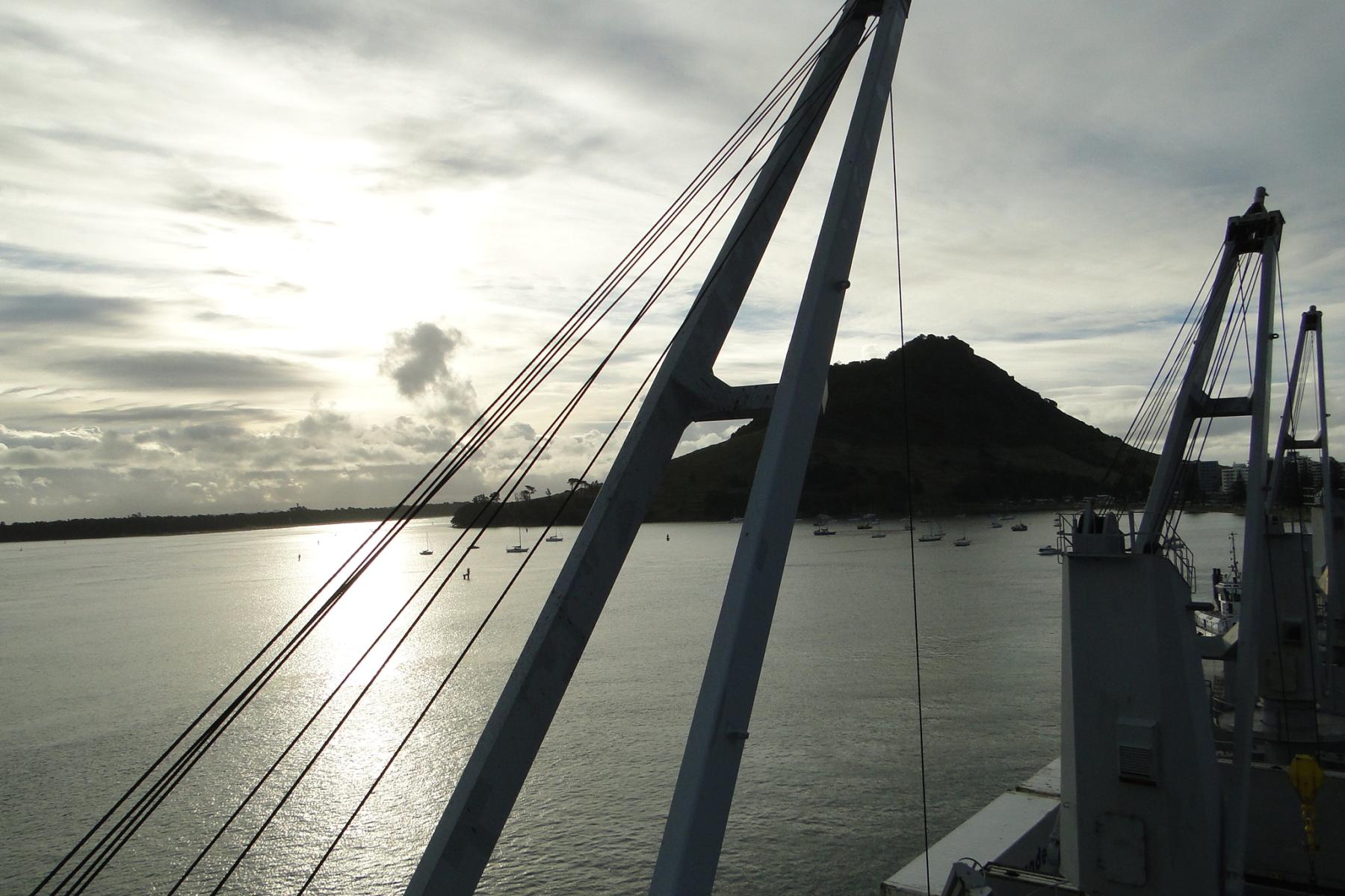 Sicht vom Containerschiff auf den Hafen in Tauranga 