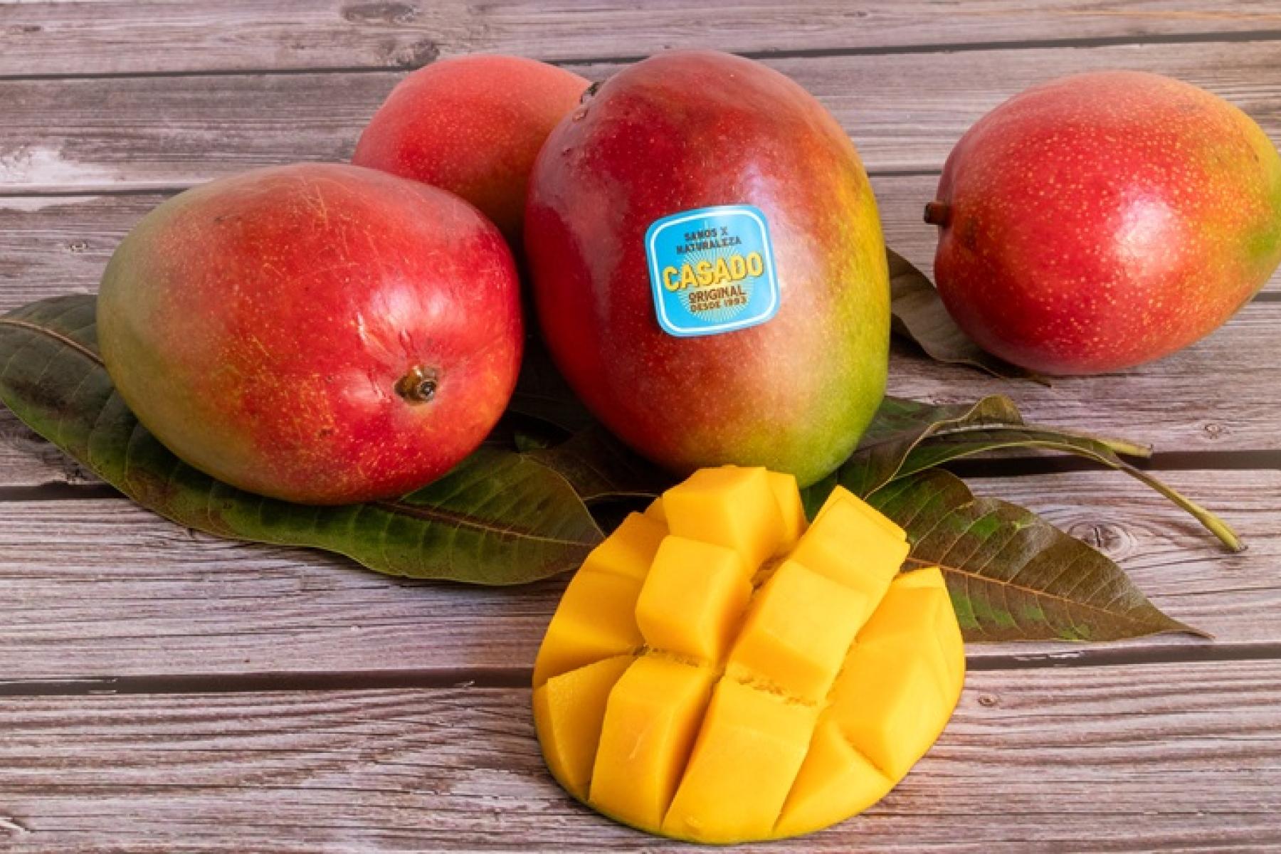 ganze und aufgeschnittene Mangos