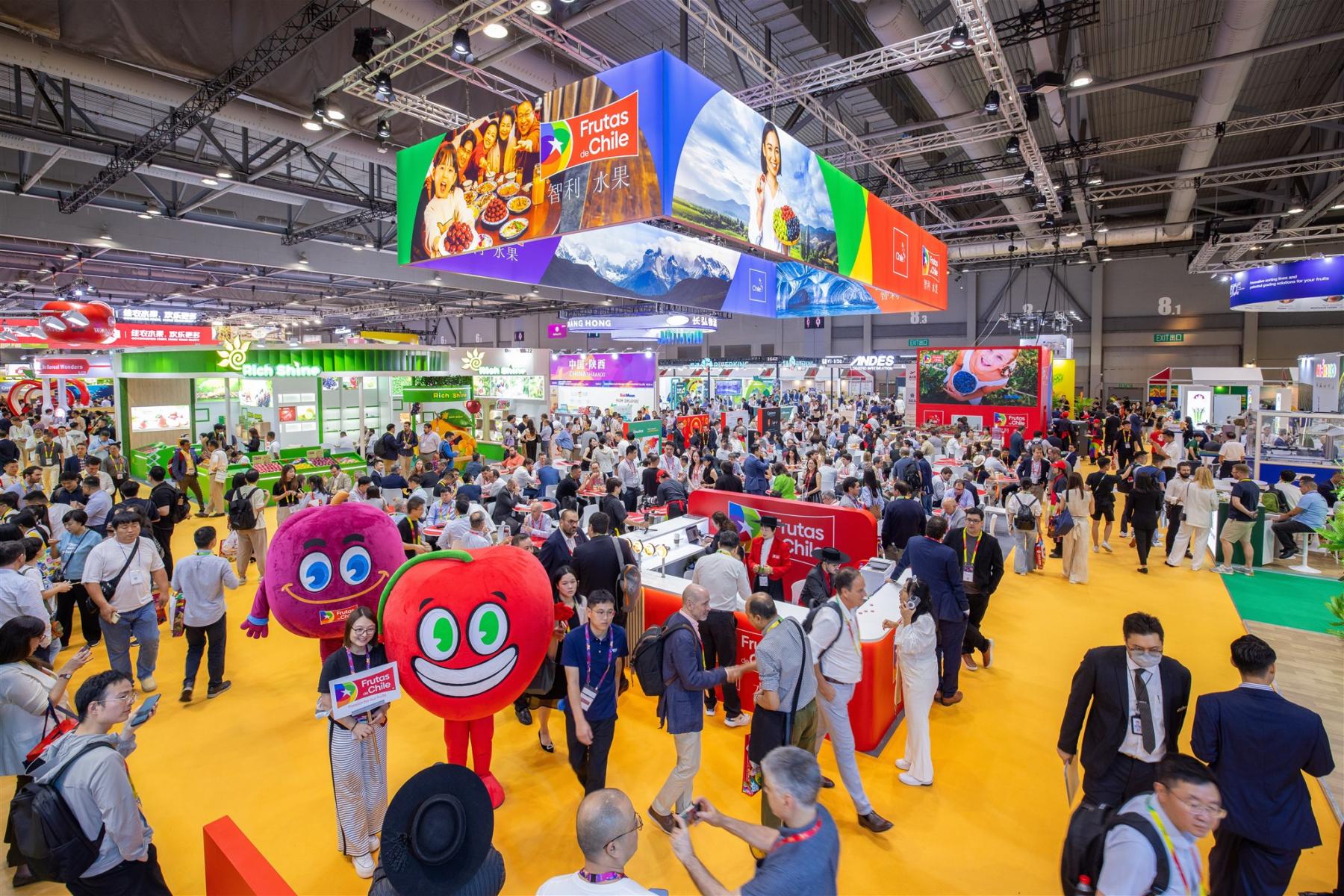 Besucherandrang in einer Halle der ASIA FRUIT LOGISTICA